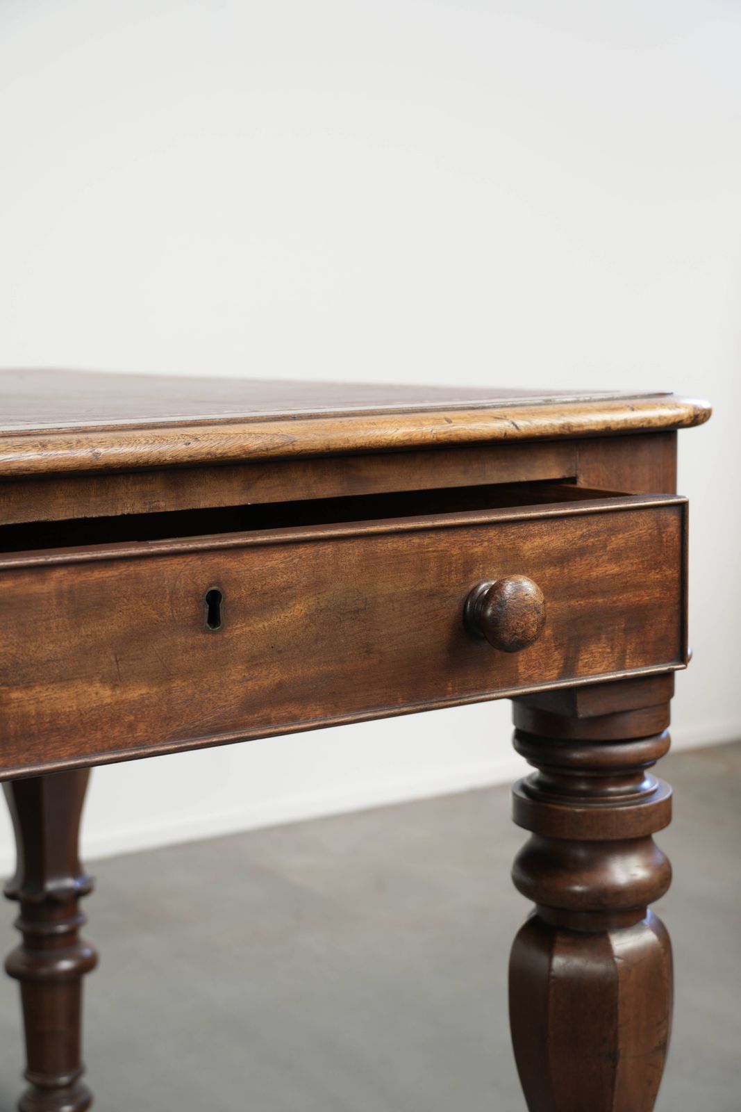 Meubels Antiek Engels schrijfbureau/bureau/bibliotheektafel uit het begin van de 19e eeuw met rood lederen blad en fraai uiterlijk. photo