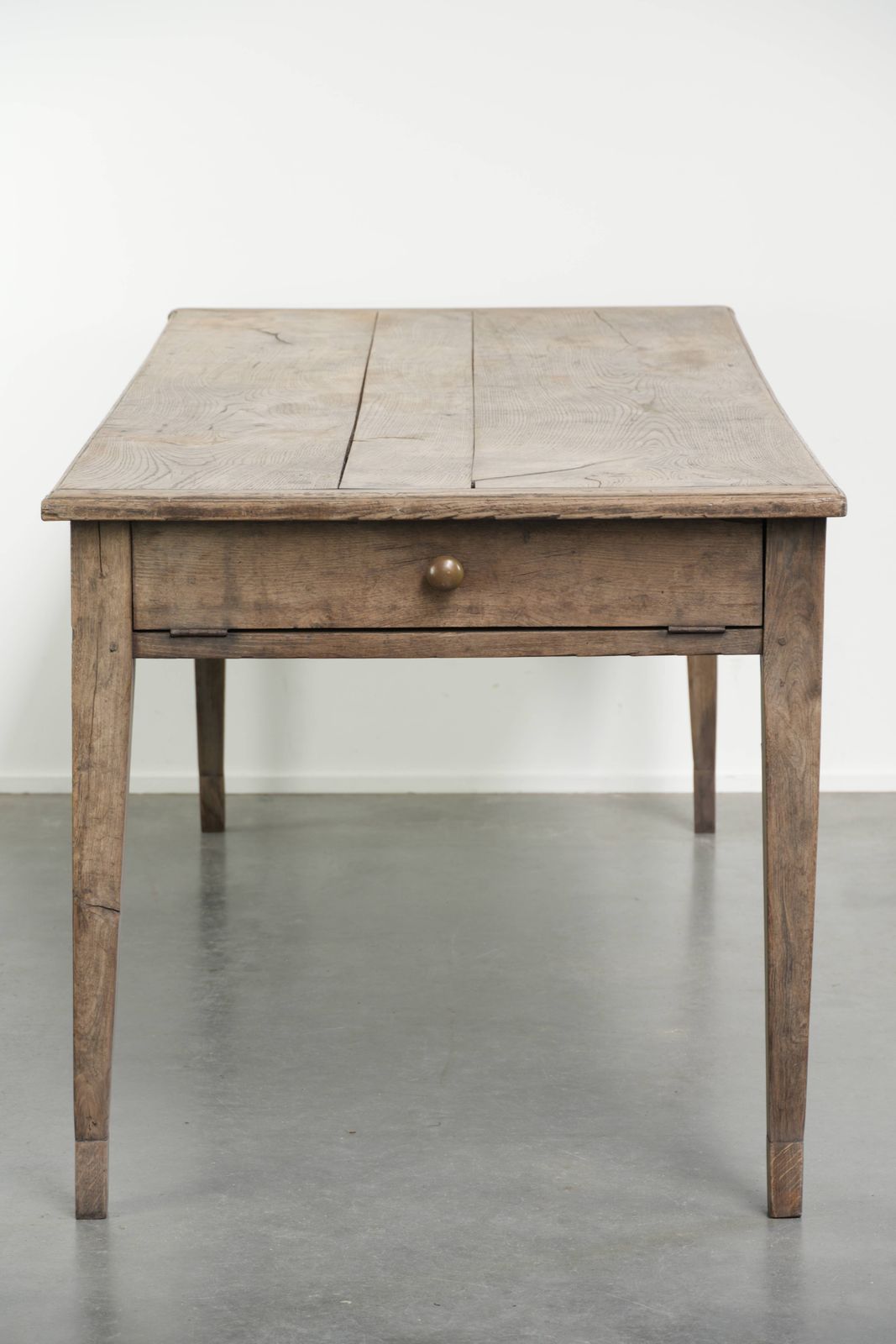 Antieke Franse eettafel van vergrijsd eikenhout voor 6 tot 8 personen, met broodlade en mooie patina. photo for sale