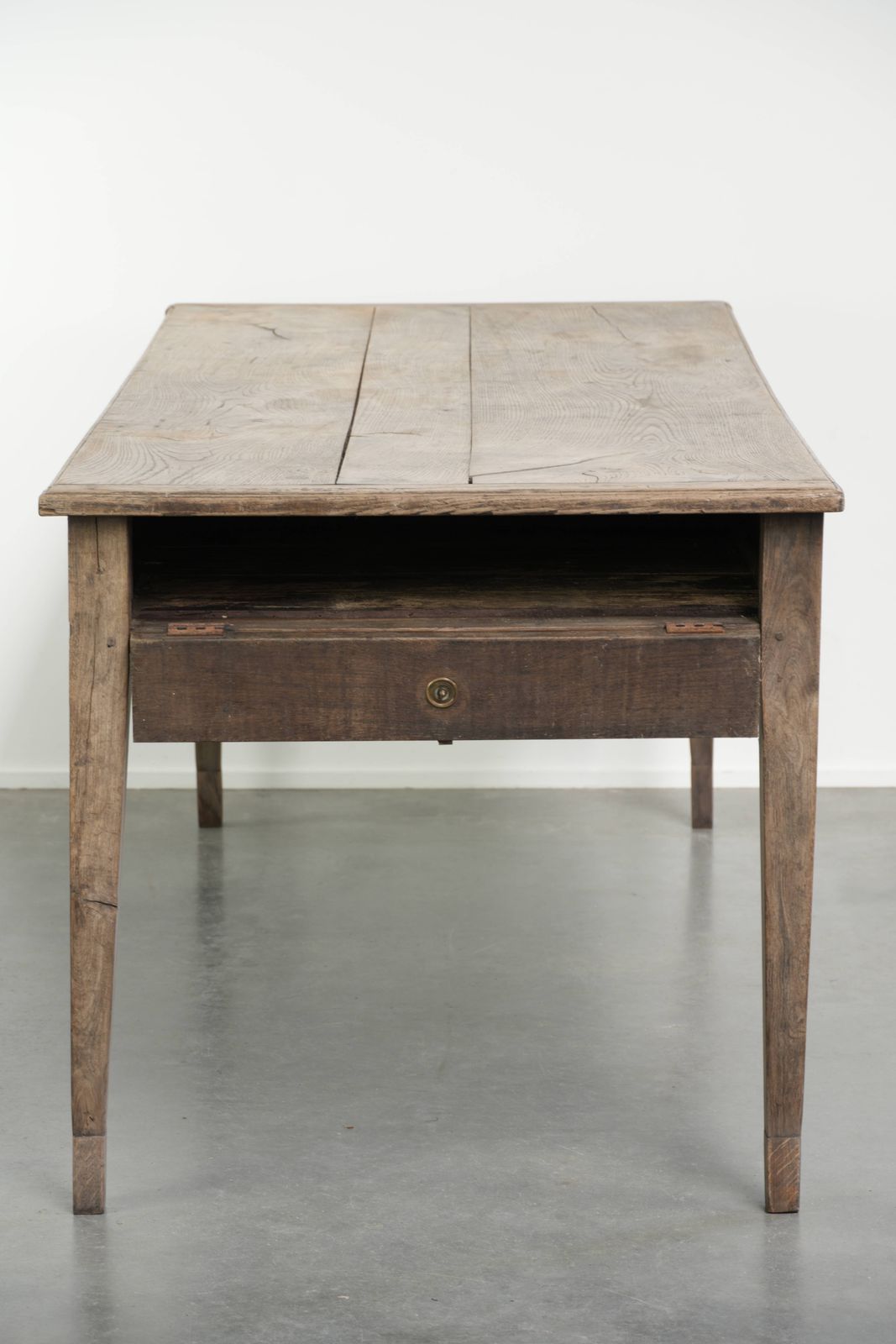 Antieke Franse eettafel van vergrijsd eikenhout voor 6 tot 8 personen, met broodlade en mooie patina. photo Meubels