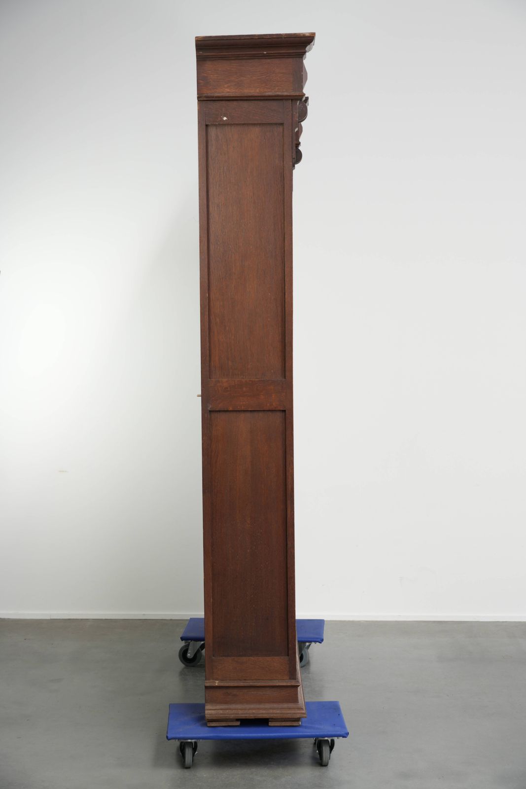 Grote antieke Nederlandse eiken boekenkast, begin 20e eeuw, met elegante details photo furniture