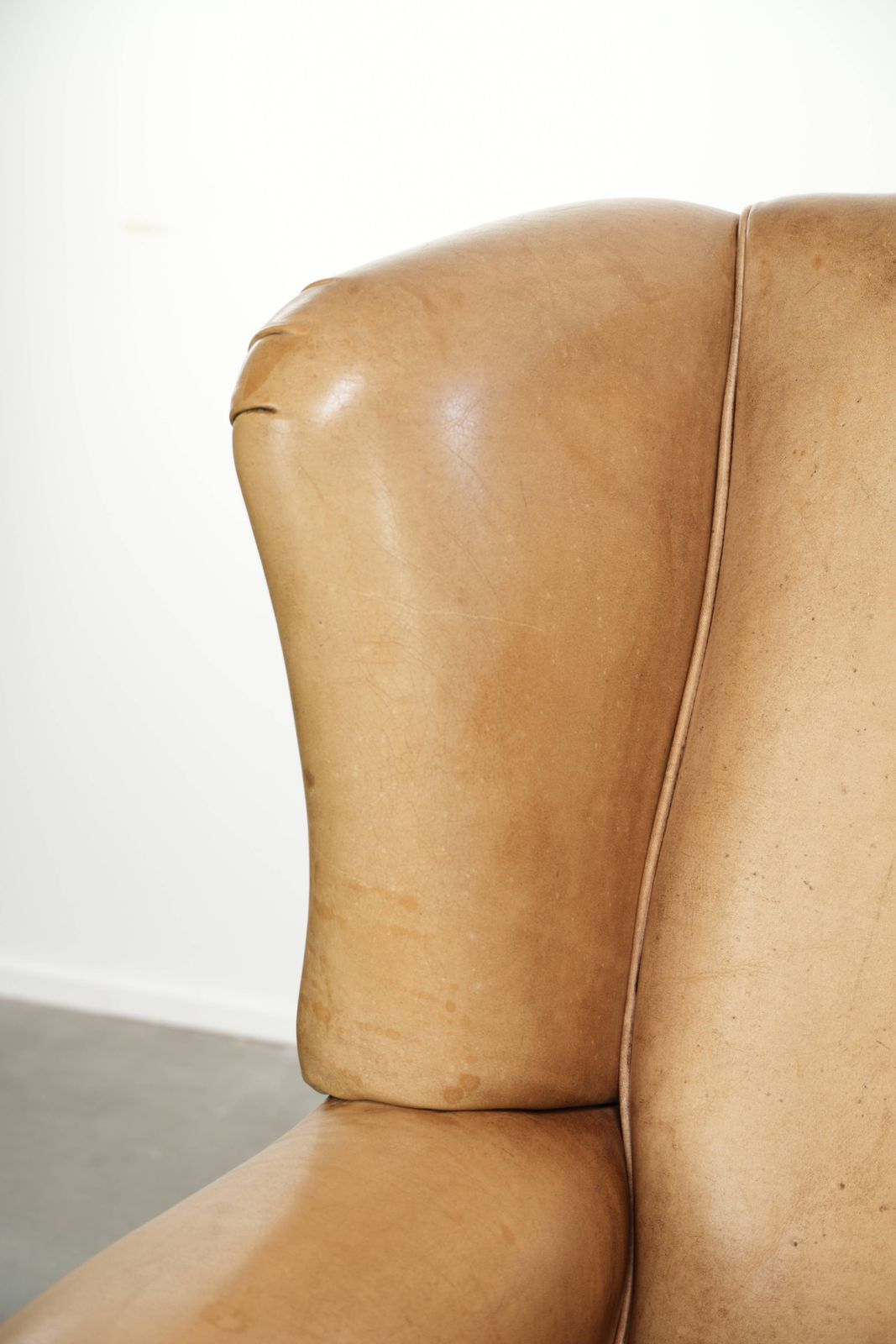 Meubels Set van twee lichte cowhide oorfauteuils met een tijdloze Engelse uitstraling en goed zitcomfort photo
