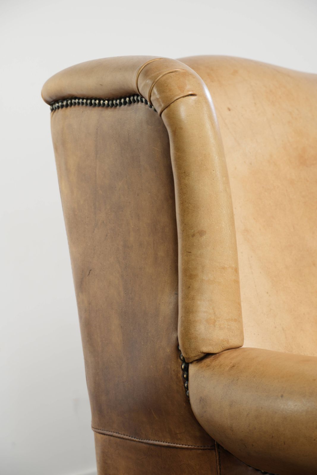 1852.0 Set Of Two Beautiful Light Cowhide Wing Armchairs With A Timeless English Look And Good Seating Comfort photo