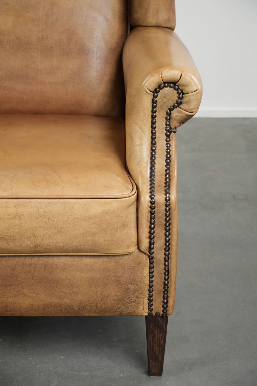photo for sale Lichte Koeienhuid Vleugelfauteuil Met Tijdloze Engelse Uitstraling En Goed Zitcomfort