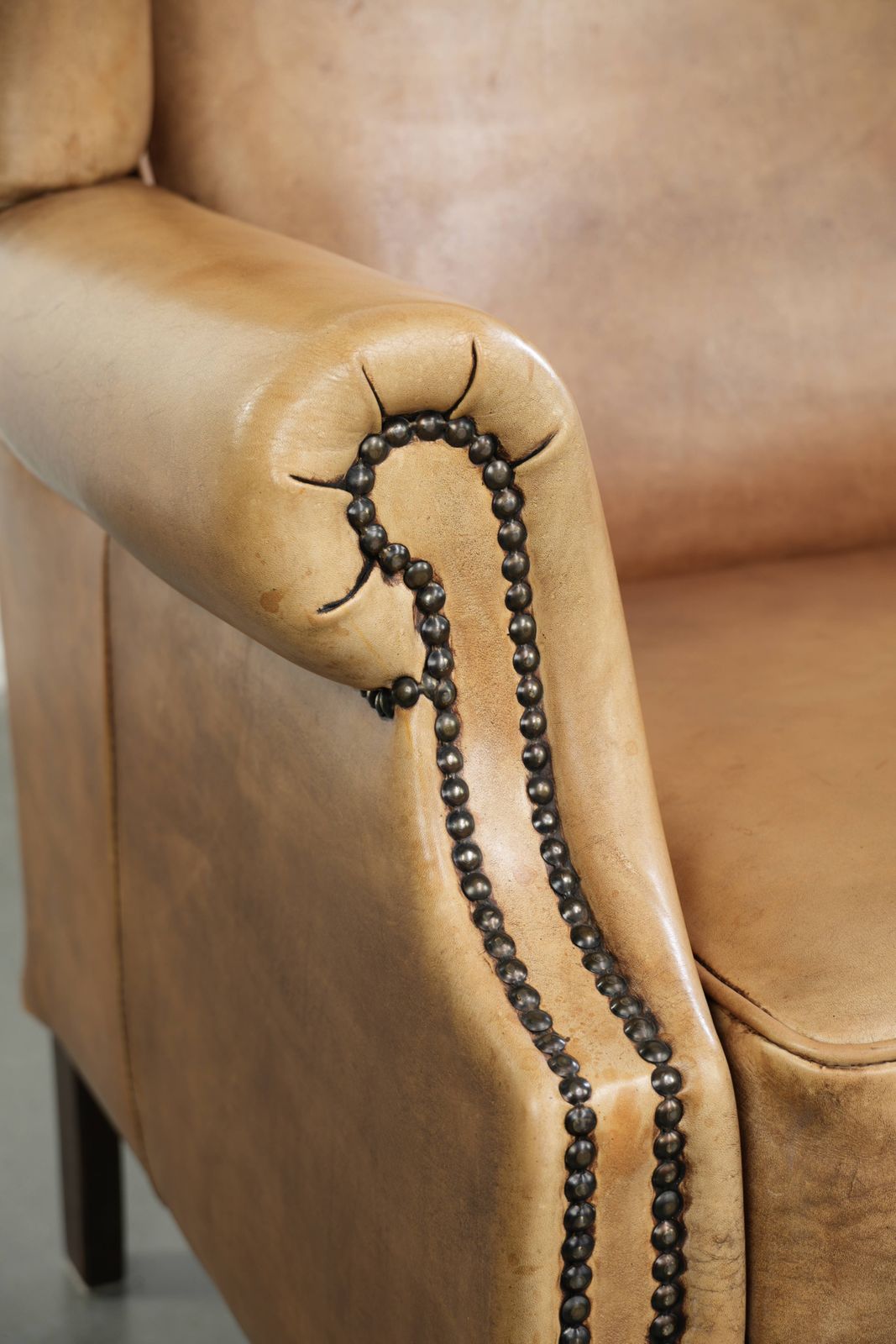 Meubels Lichte Koeienhuid Vleugelfauteuil Met Tijdloze Engelse Uitstraling En Goed Zitcomfort photo