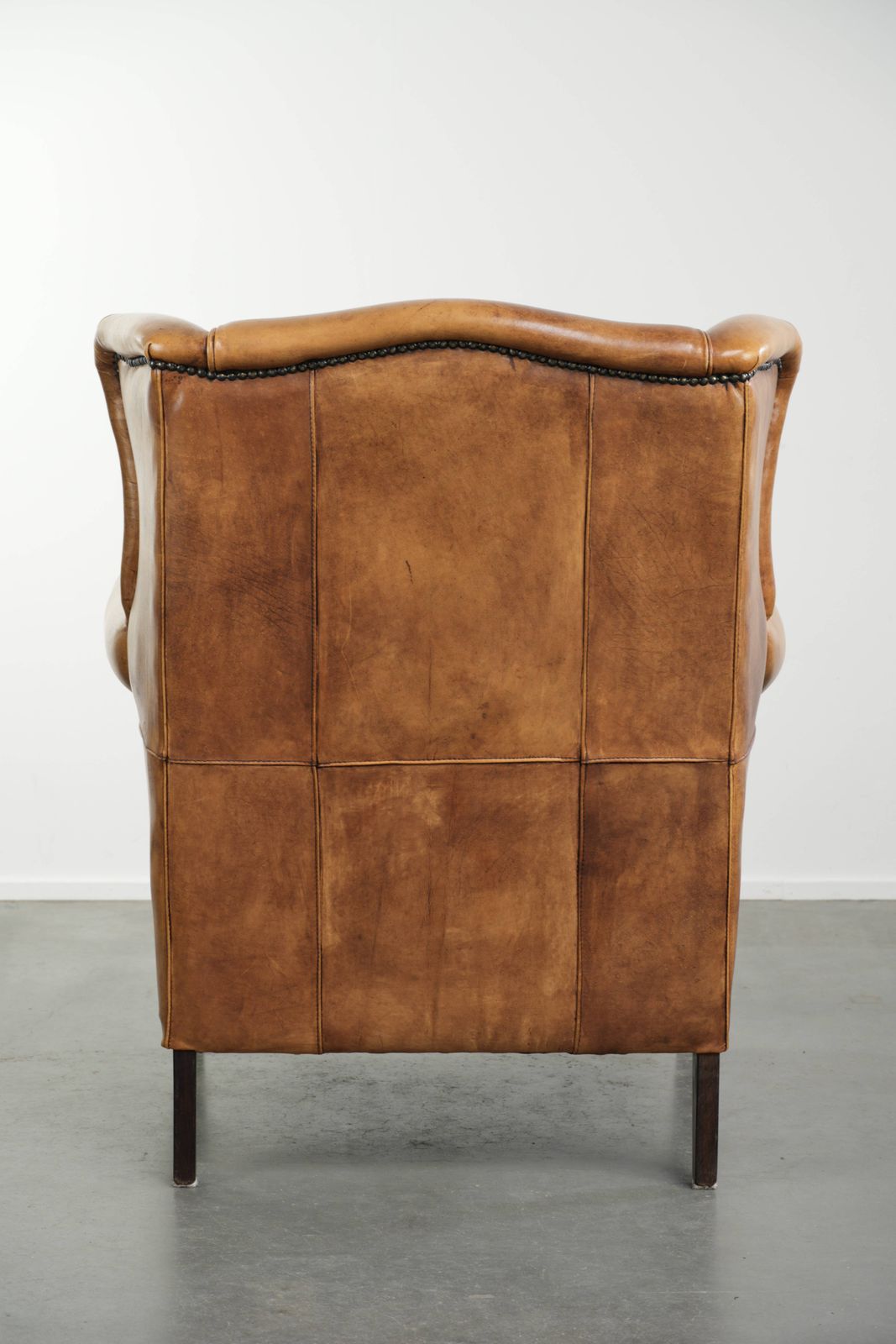 Lichte koeienhuid fauteuil met vleugelleuningen, een mooie tijdloze Engelse uitstraling en goed zitcomfort. photo Meubels