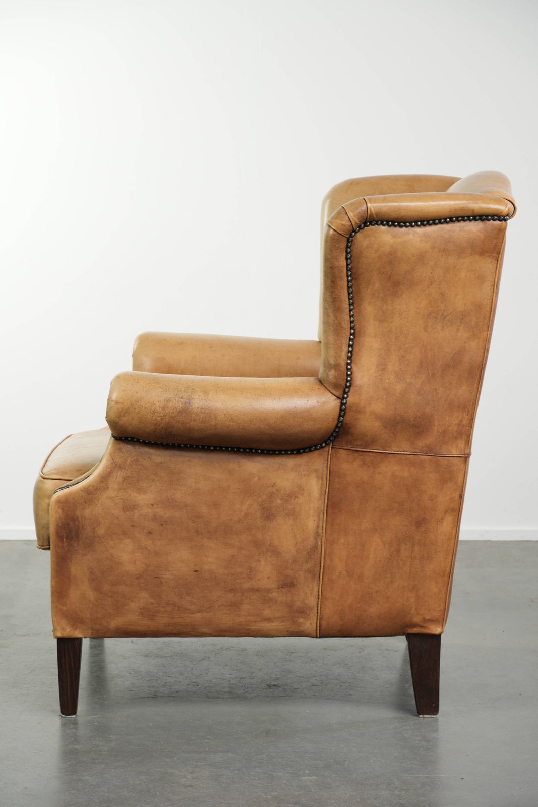 Lichte koeienhuid fauteuil met vleugelleuningen, een mooie tijdloze Engelse uitstraling en goed zitcomfort. photo 931.0