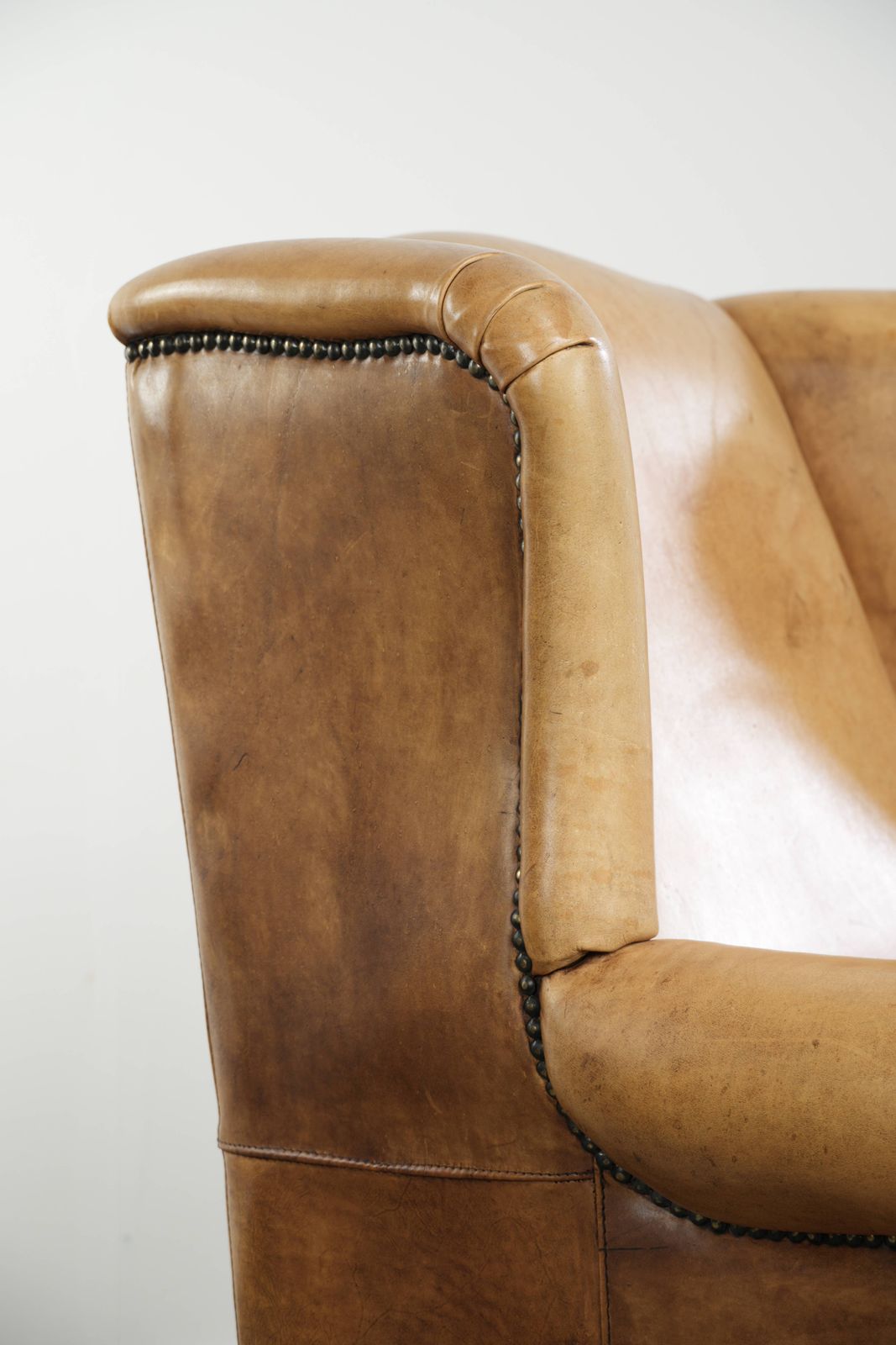 Meubels Lichte koeienhuid fauteuil met vleugelleuningen, een mooie tijdloze Engelse uitstraling en goed zitcomfort. photo