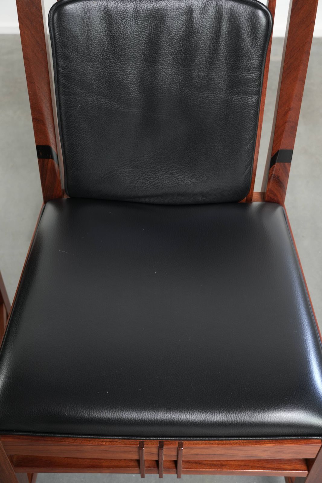 photo furniture Elegante set van vier art deco eetkamerstoelen in zwart koeienhuidleer en hout