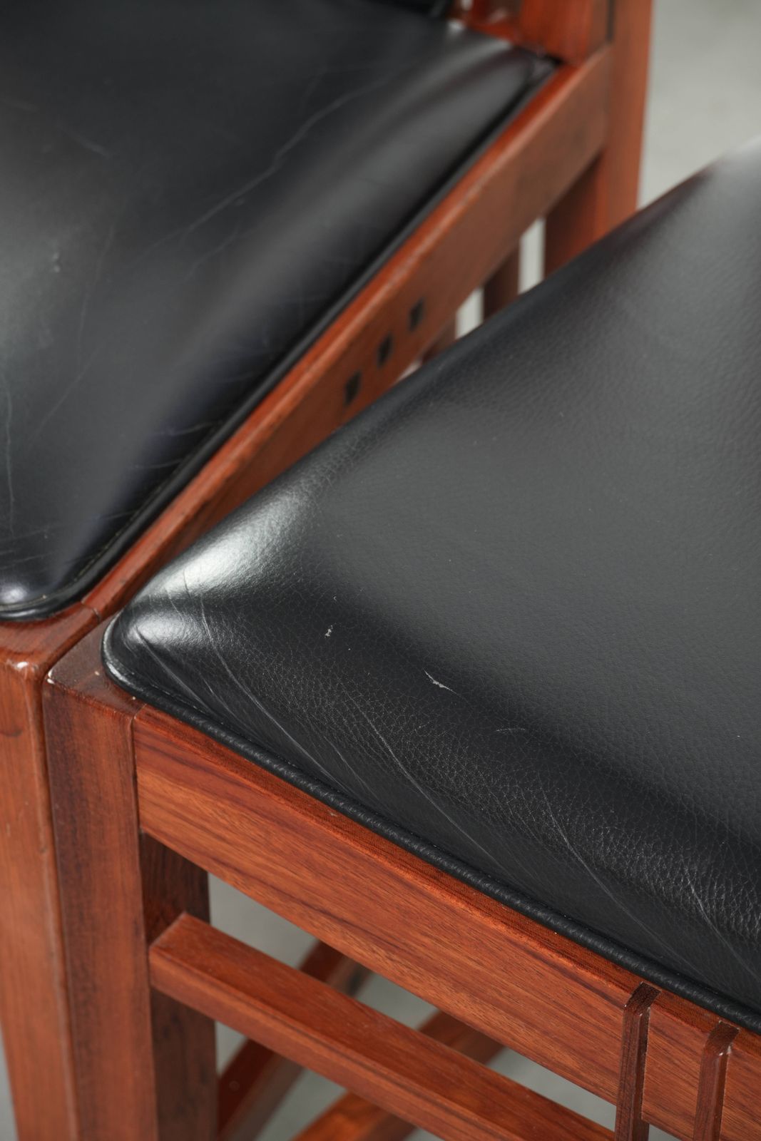 photo for sale Elegante set van vier art deco eetkamerstoelen in zwart koeienhuidleer en hout