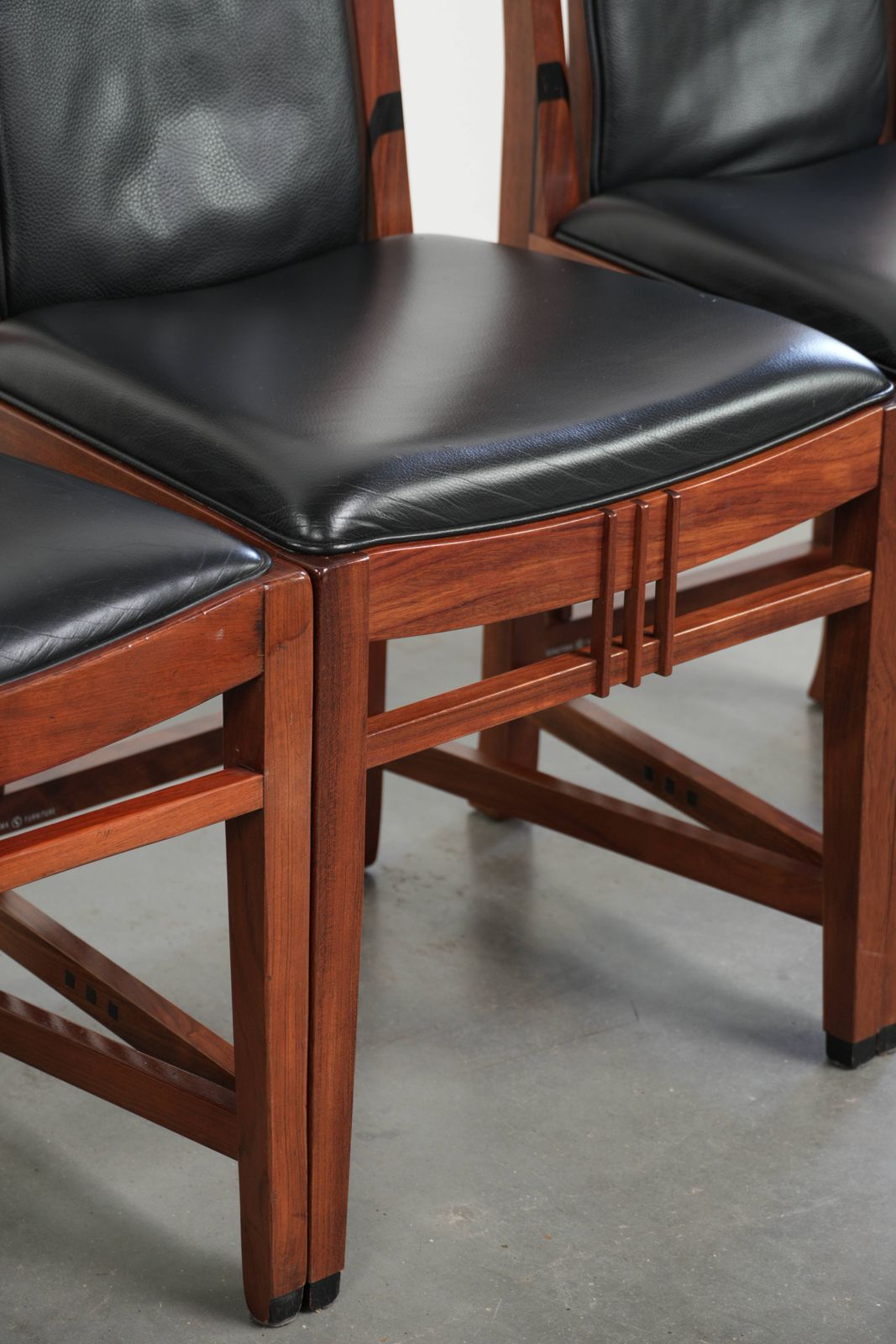photo buy Elegante set van vier art deco eetkamerstoelen in zwart koeienhuidleer en hout