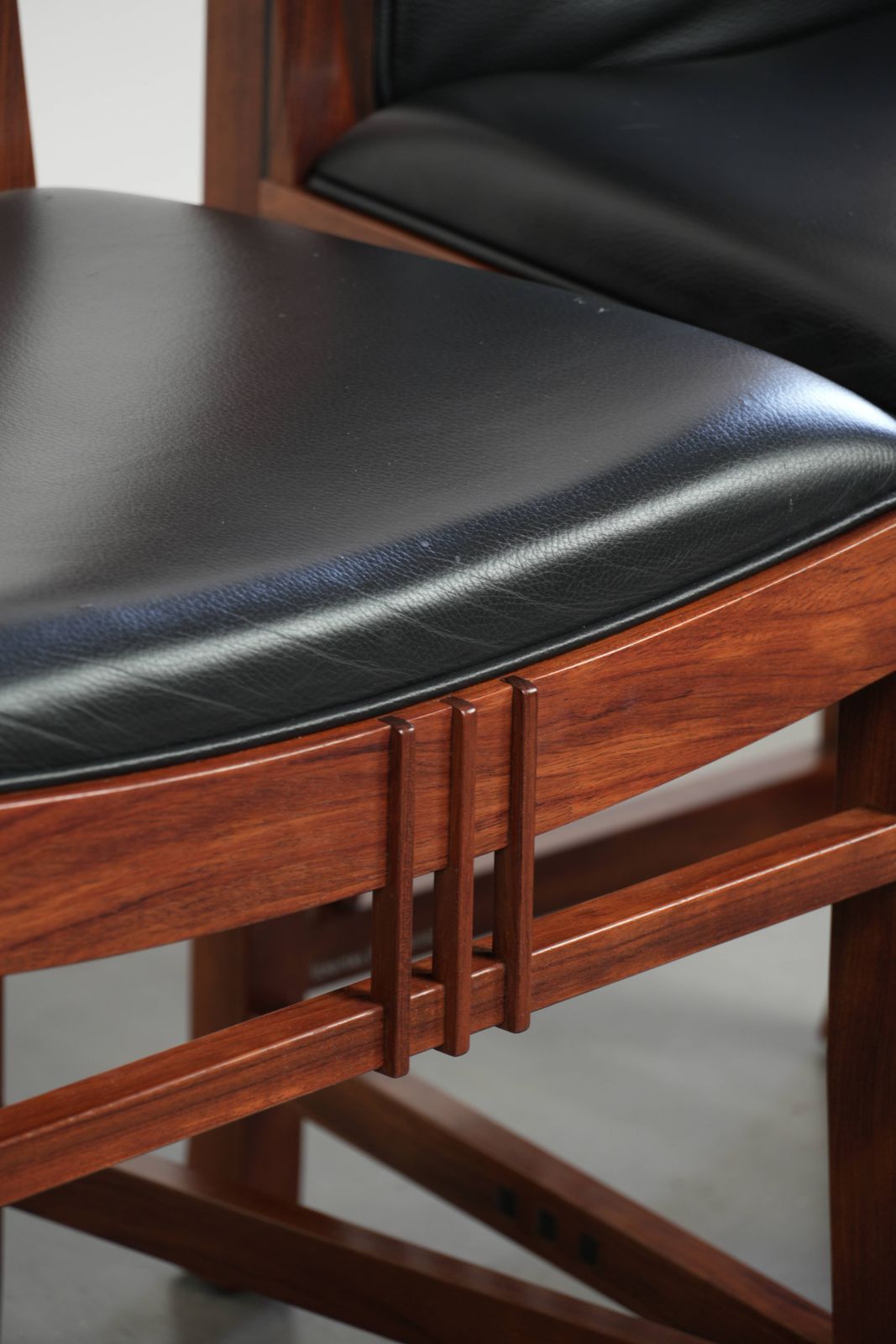photo vintage Elegante set van vier art deco eetkamerstoelen in zwart koeienhuidleer en hout