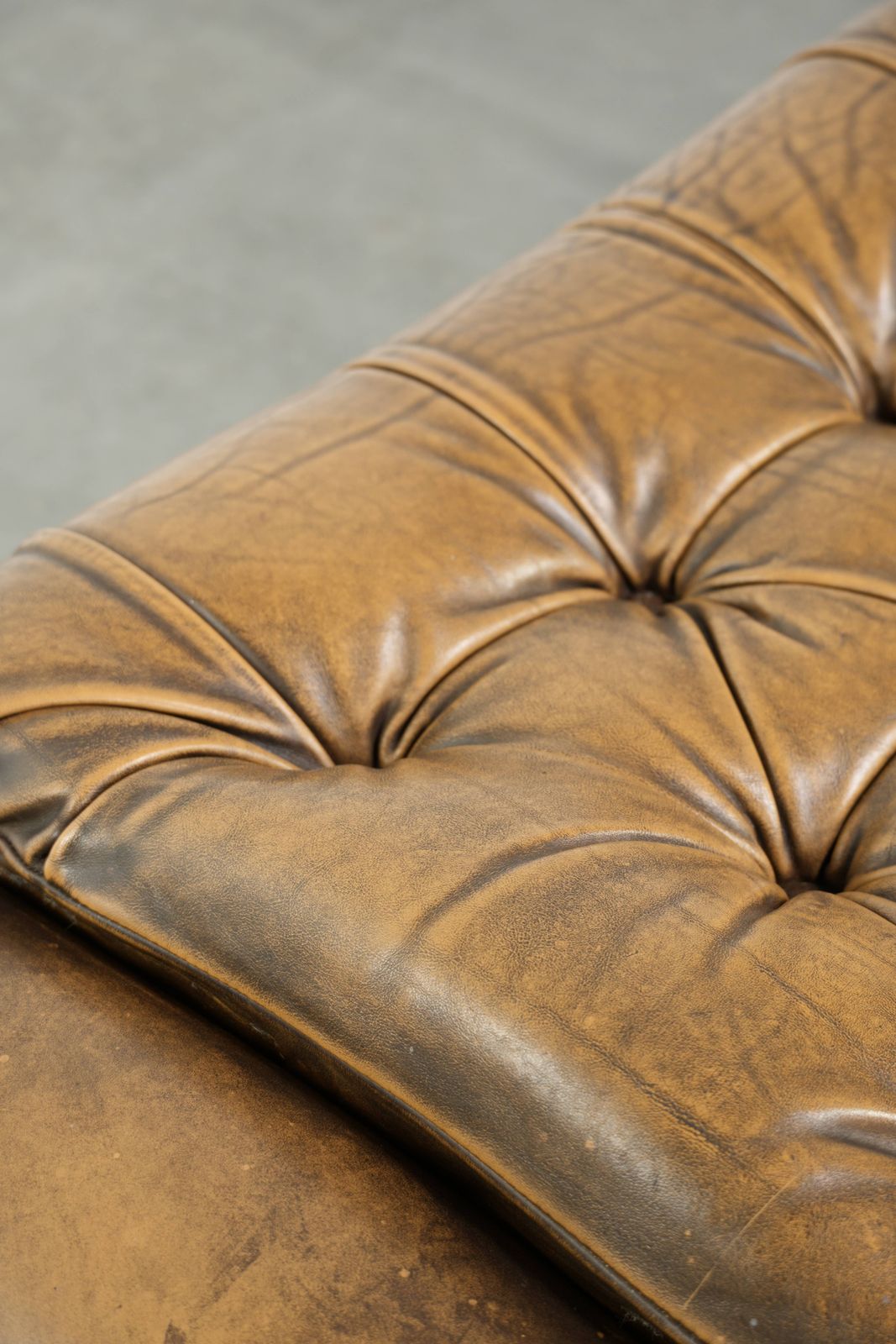 Unieke en elegante Engelse Chesterfield ottoman in koeienhuidleer op wieltjes, afgewerkt met decoratieve nagels. photo buy