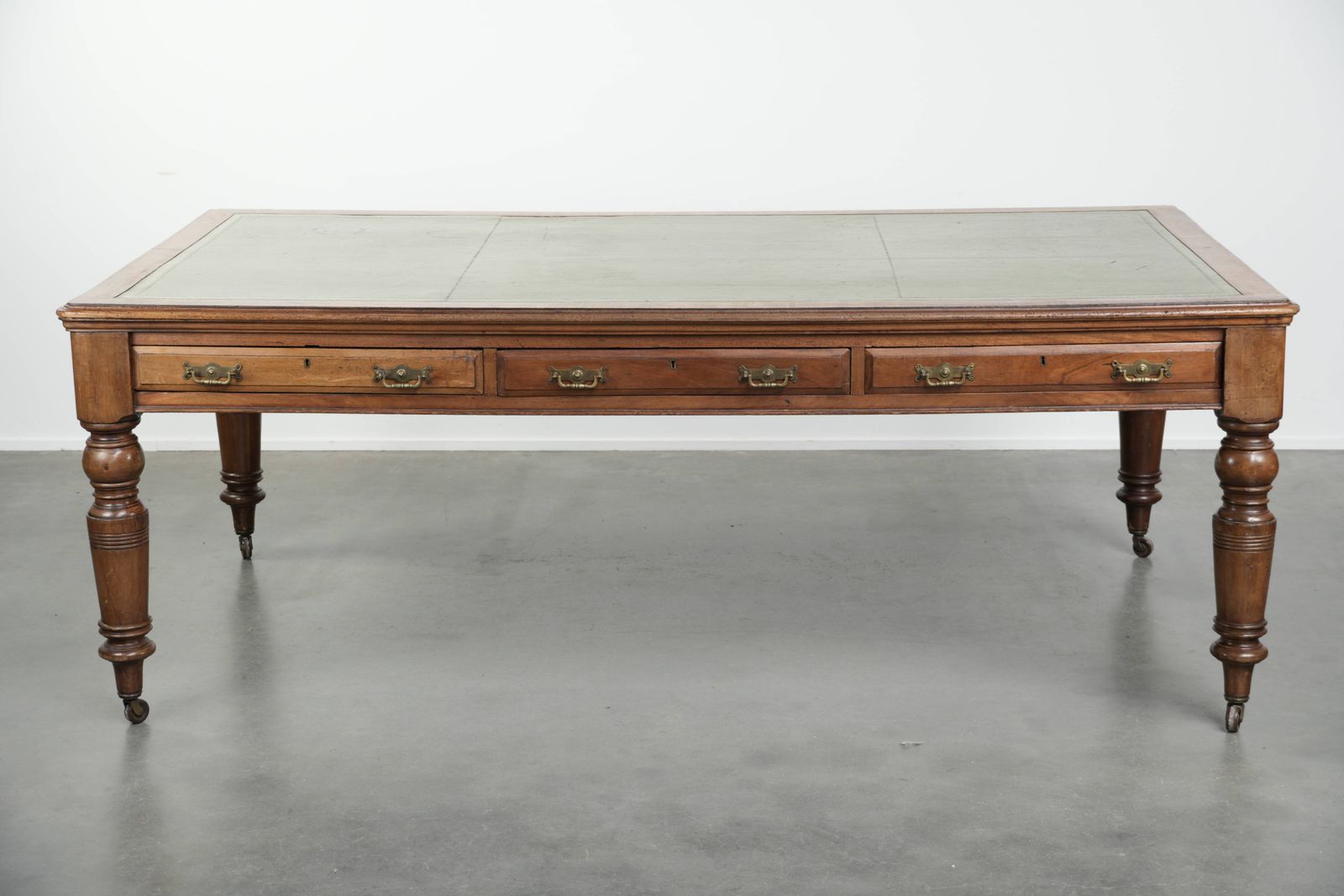 Antiek Engels schrijfbureau, partnerbureau op wielen met 6 lades en groen lederen blad, 19e eeuw photo furniture