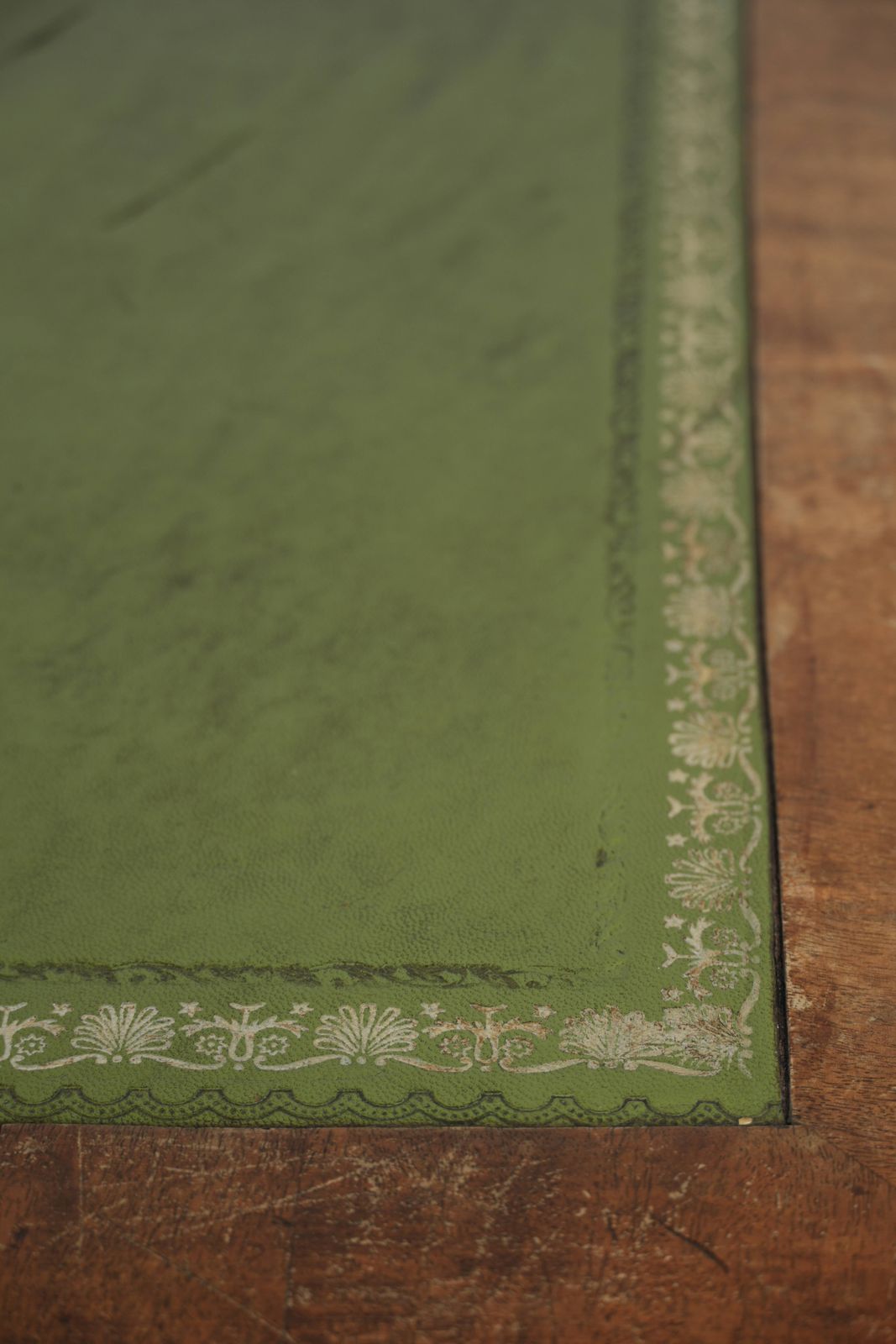 photo for sale Antiek Engels schrijfbureau, partnerbureau op wielen met 6 lades en groen lederen blad, 19e eeuw