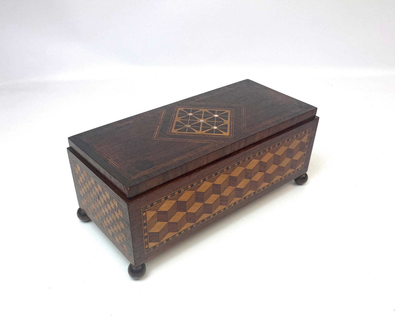Boîte à bijoux Tunbridge en bois, marqueterie et incrustations géométriques en trompe-l'œil photo furniture