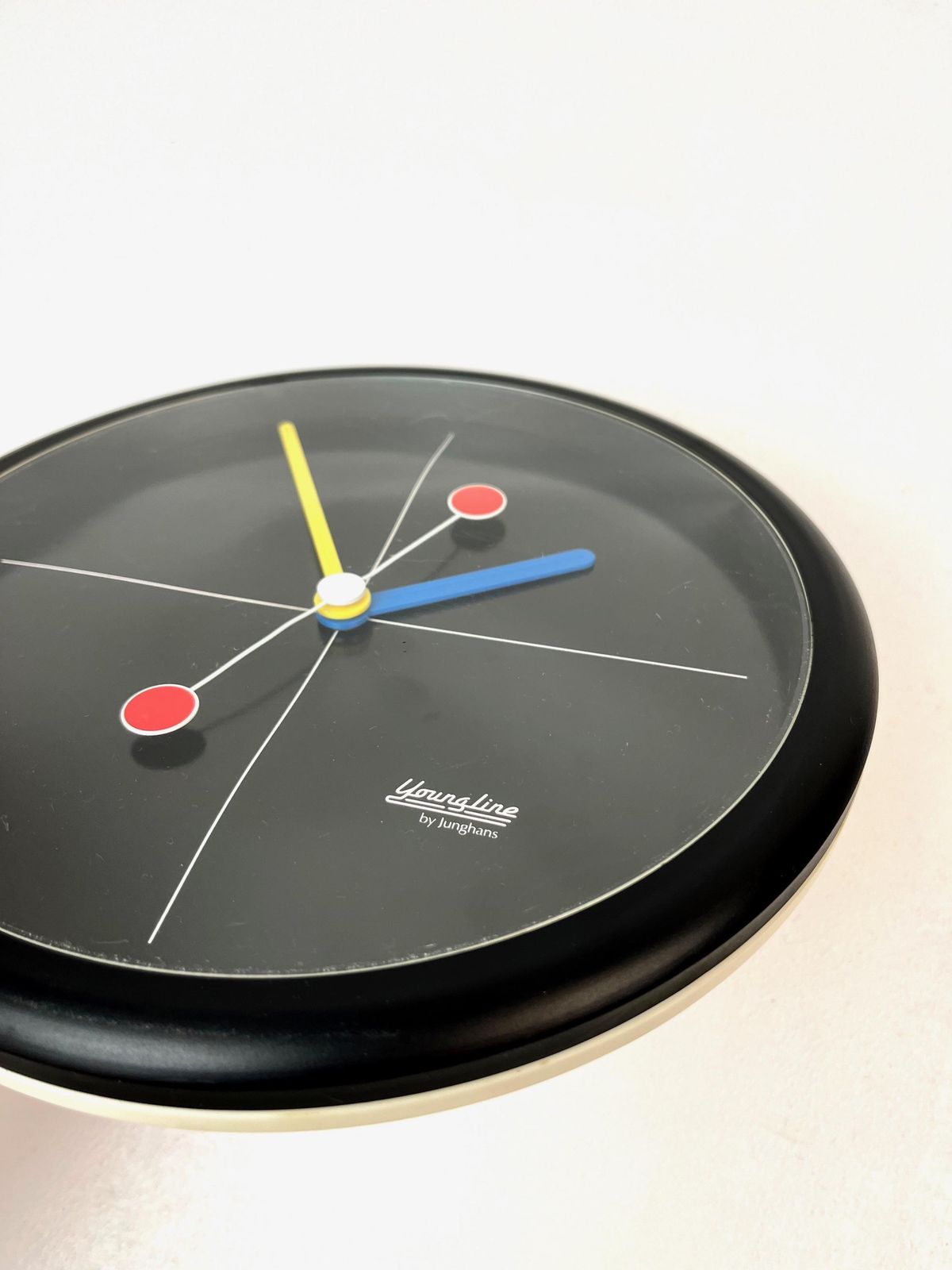 Zeldzame wandklok uit de jaren 80, Postmodern Memphis, Junghans Young Line photo for sale