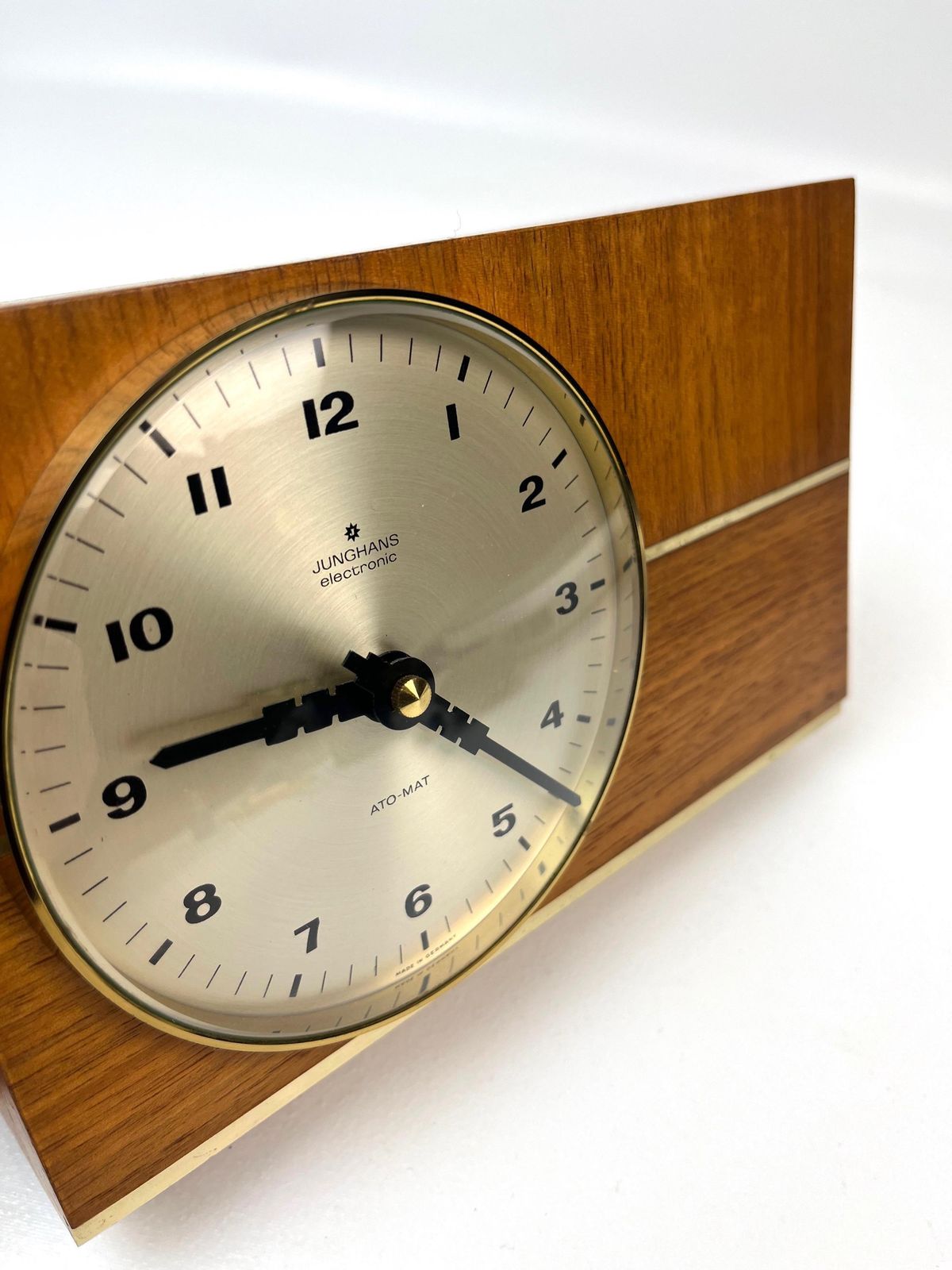 Horloge de bureau mid-century en teck et laiton, Junghans Ato Mat, Allemagne, 1960 photo Décoration