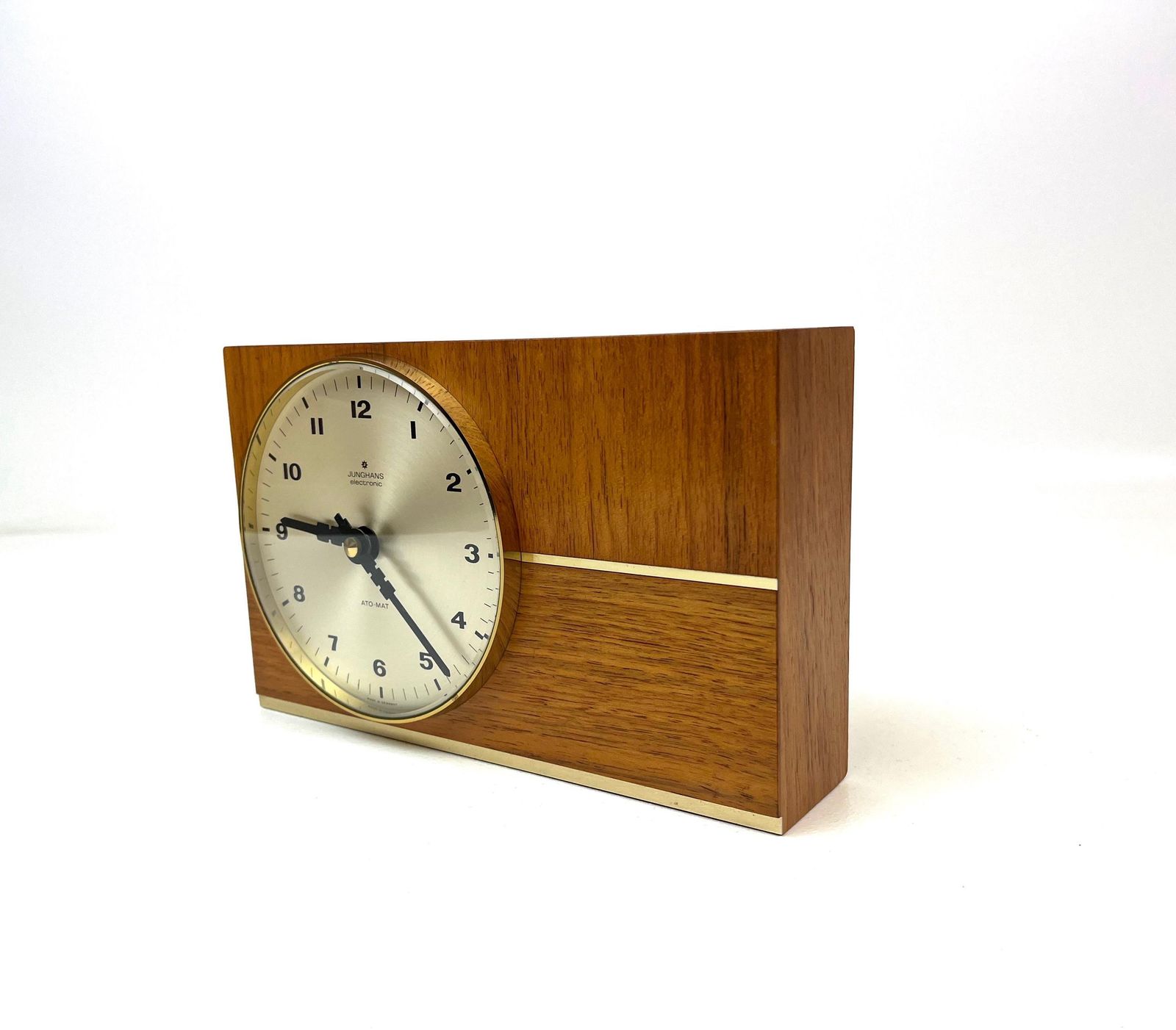 Horloge de bureau mid-century en teck et laiton, Junghans Ato Mat, Allemagne, 1960 photo 528.0