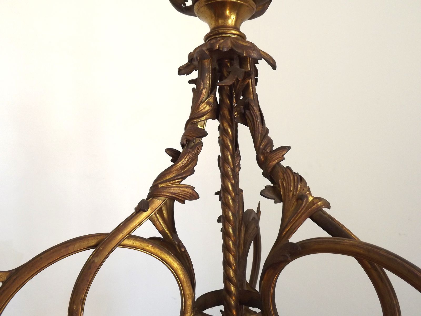 photo for sale 4-lichts Franse Art Nouveau Verguld Bronzen Kroonluchter Roze en Helder Glazen Bloemkappen