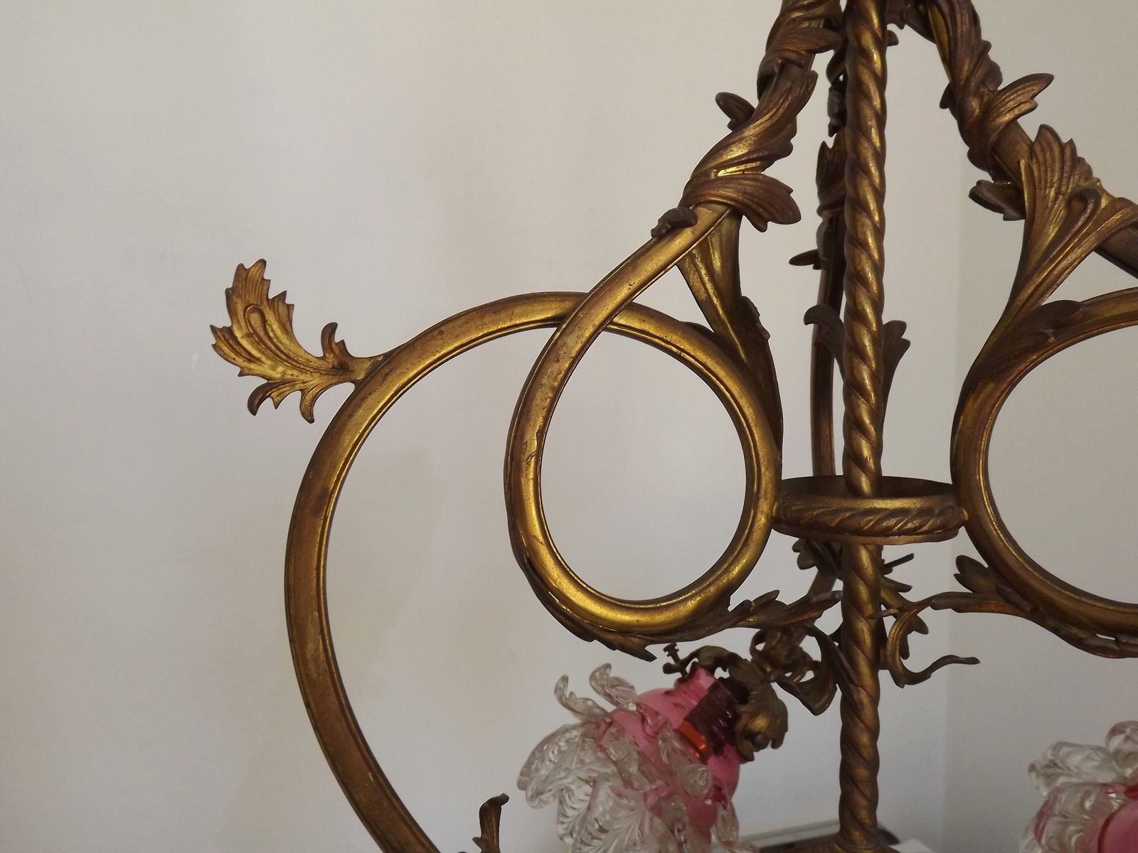photo vinterior 4-lichts Franse Art Nouveau Verguld Bronzen Kroonluchter Roze en Helder Glazen Bloemkappen