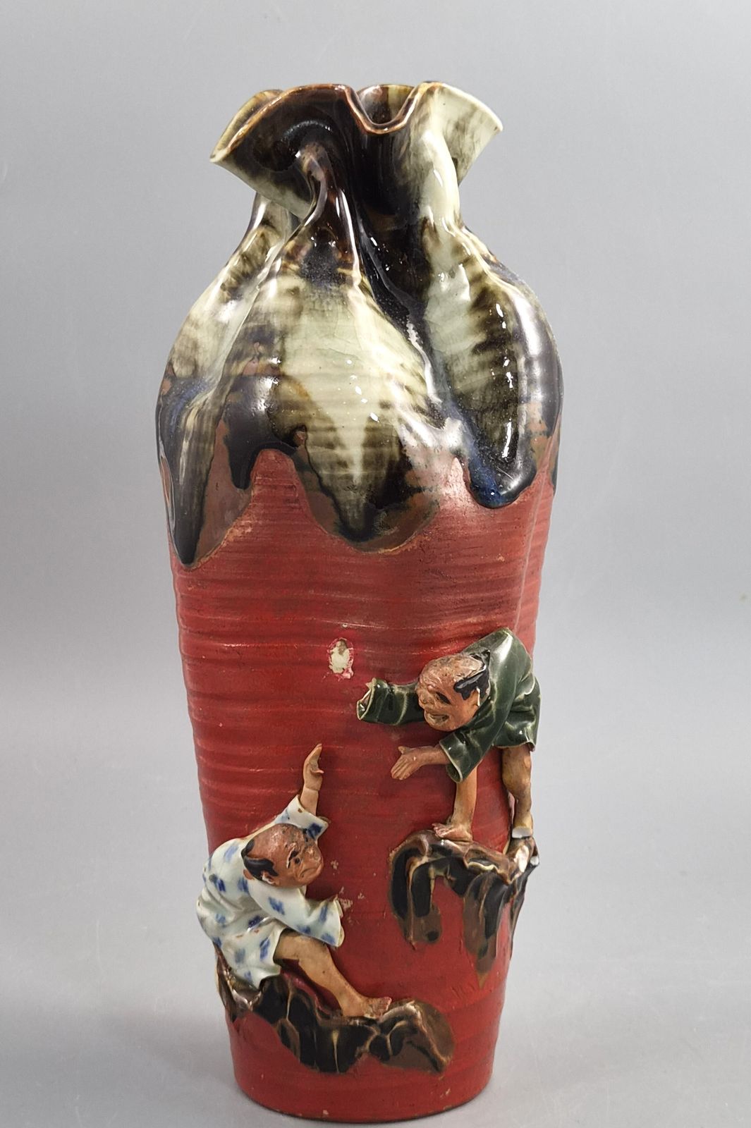 Grote Japanse Sumida Gawa-vaas van Inoue Ryōsai, klimmende figuren op rode fond, Meiji-Taishō ca. 1900