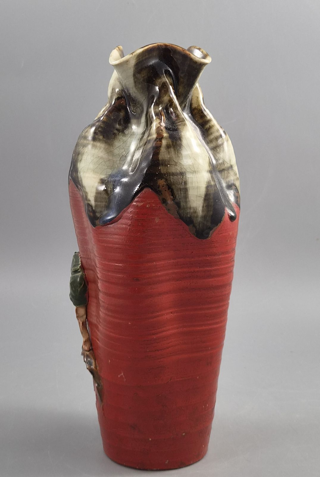 Grote Japanse Sumida Gawa-vaas van Inoue Ryōsai, klimmende figuren op rode fond, Meiji-Taishō ca. 1900 photo for sale