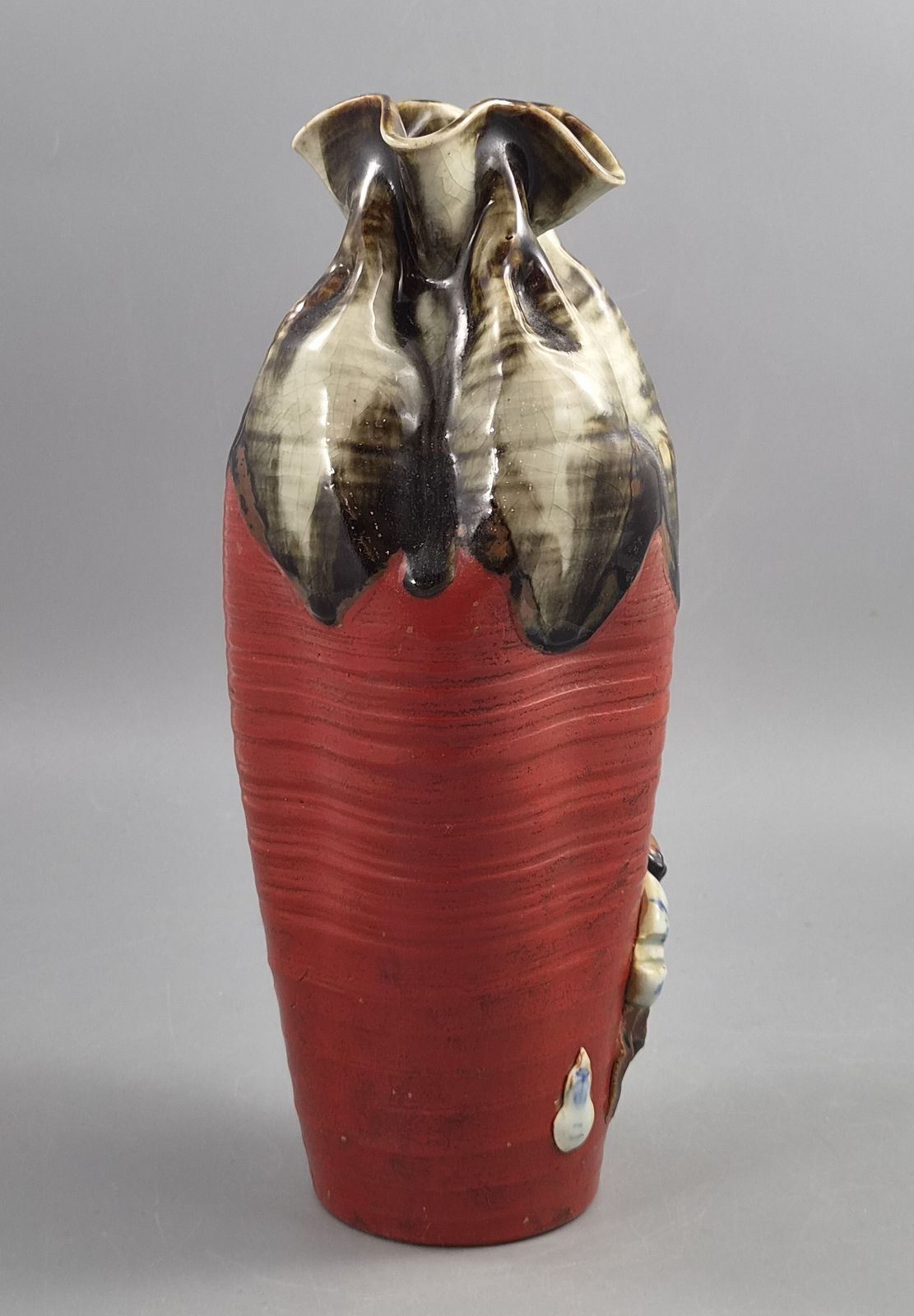 Tall Japanese Sumida Gawa Vase By Inoue Ryōsai, Climbing Figures On Red Ground, Meiji–Taishō C.1900 photo Home Decor