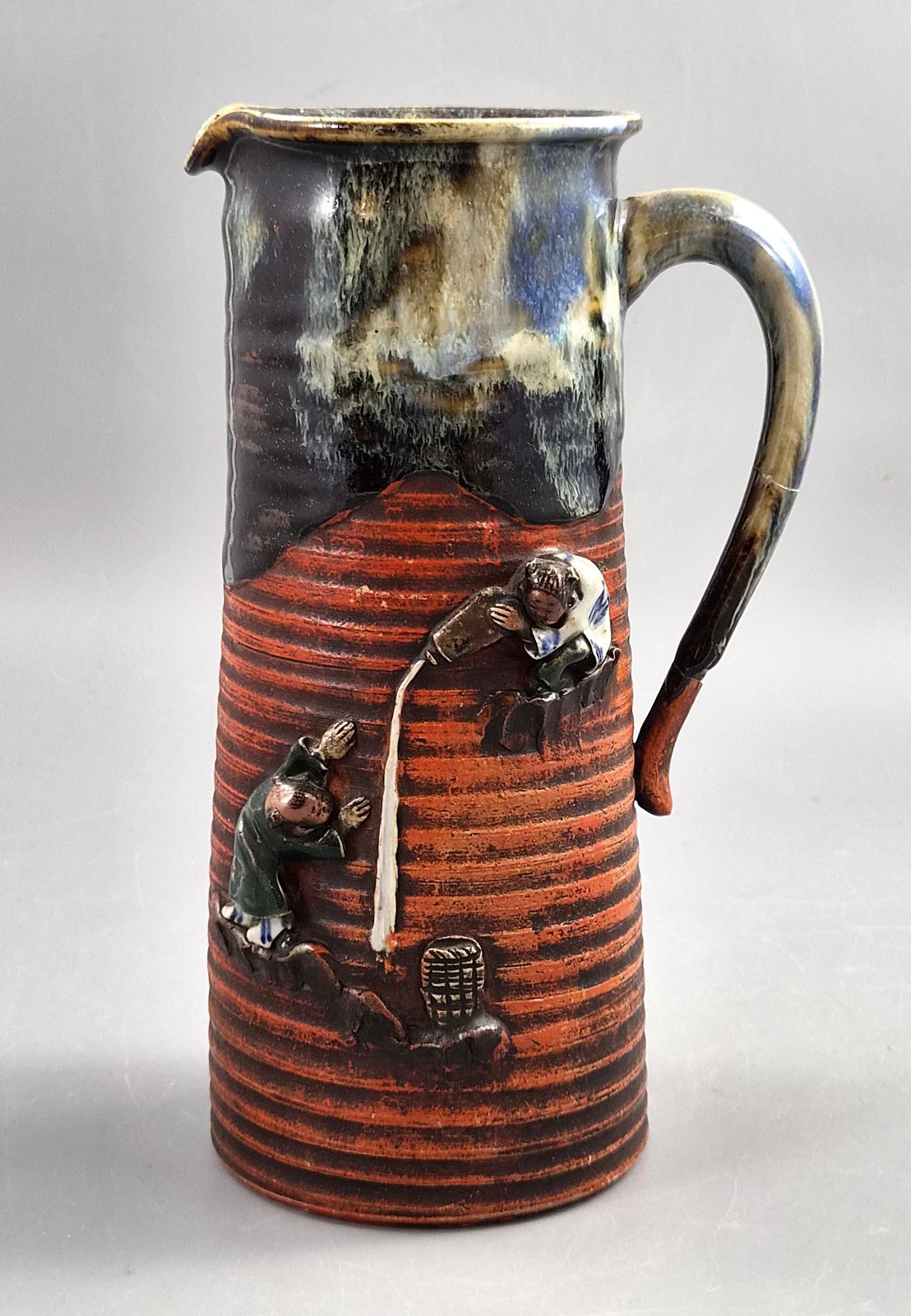 Japanse Sumida Gawa-kan, sake-schenktafereel met twee figuren, Meiji-Taishō ca. 1900