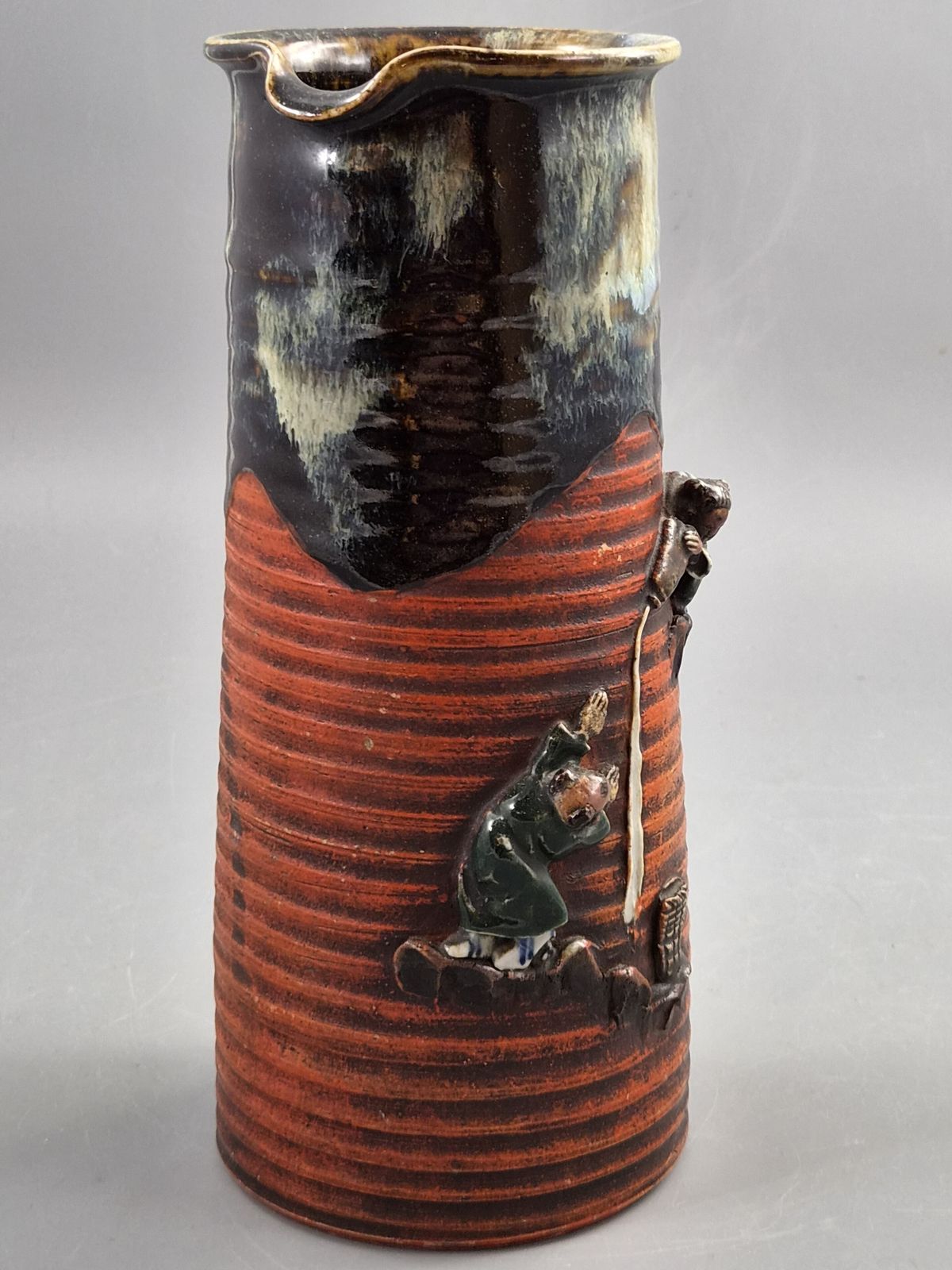 Japanese Sumida Gawa Pitcher, Sake Pouring Scene With Two Figures, Meiji–Taishō C.1900 photo vinterior