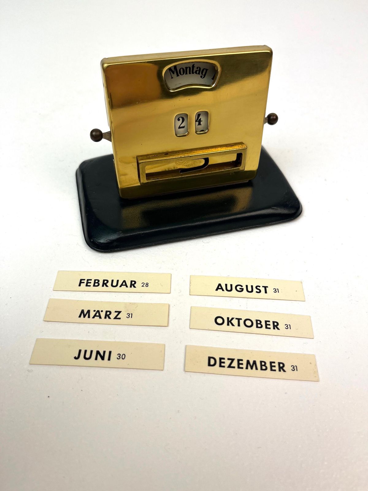 Calendrier de bureau perpétuel Bauhaus Art déco en métal doré, par Jakob Maul photo buy