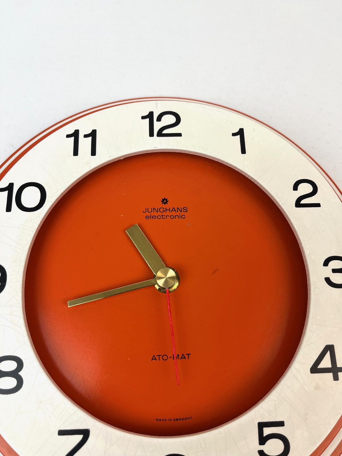 Horloge murale mid-century Pop Art Space Age orange et blanche, par Junghans Ato Mat, années 1970 photo for sale