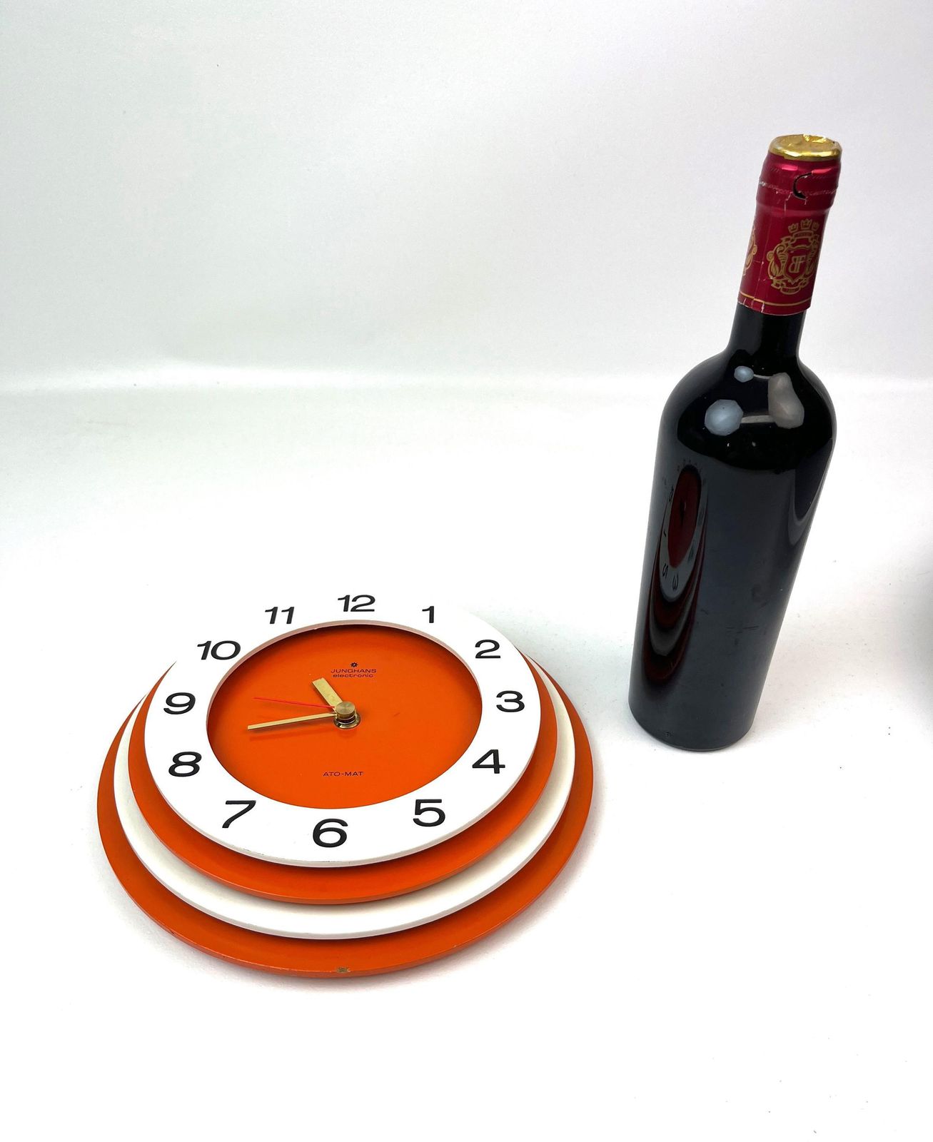 Horloge murale mid-century Pop Art Space Age orange et blanche, par Junghans Ato Mat, années 1970 photo 419.0