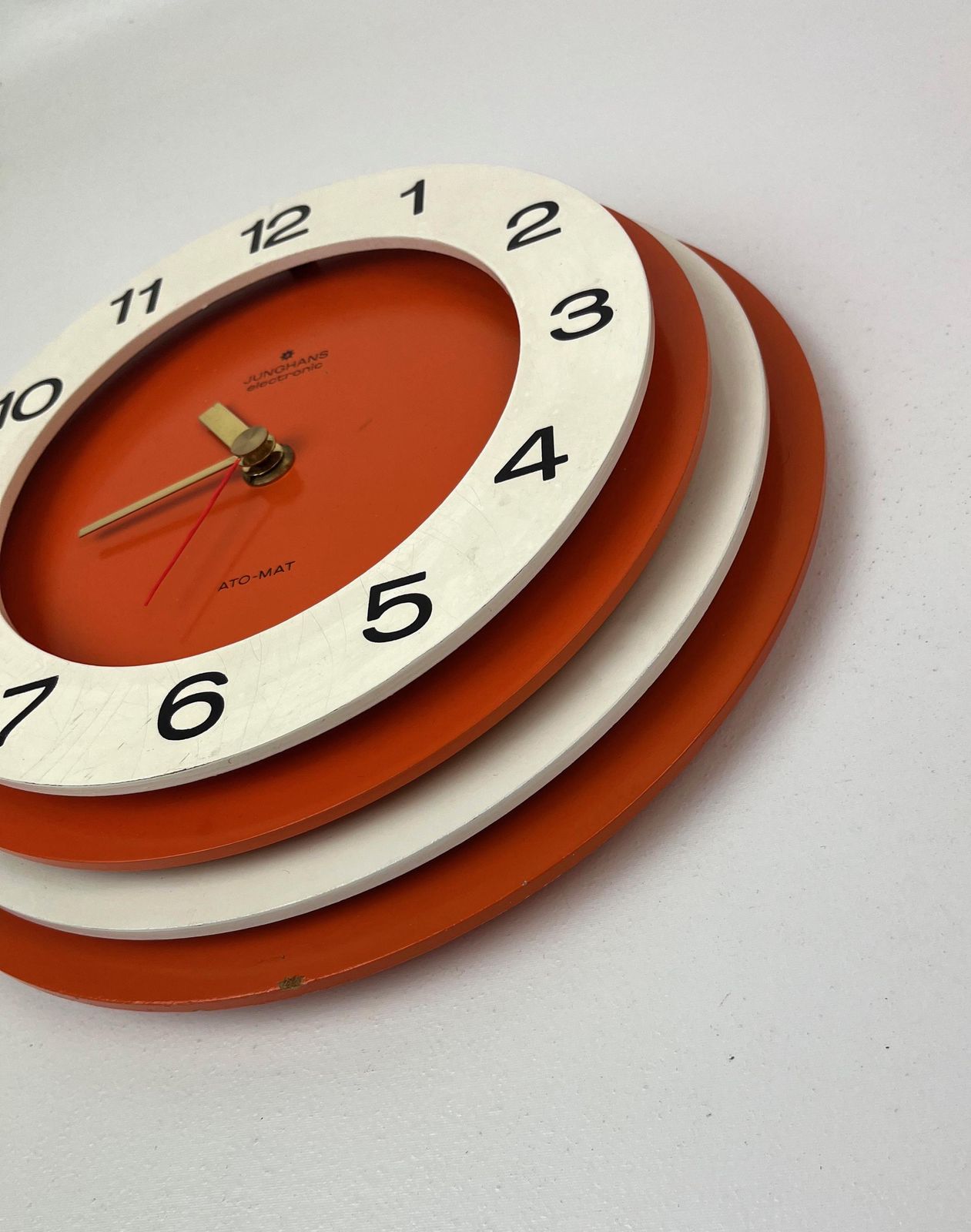 Zeldzame mid-century pop art Space Age wandklok uit de jaren '70, Junghans Ato Mat, oranje en wit photo vintage
