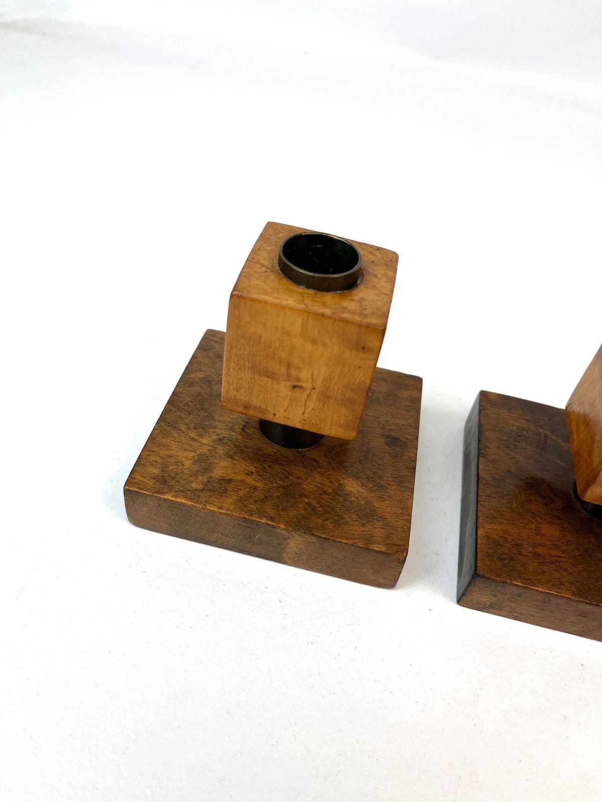 Paire de bougeoirs allemands cubistes avant-gardistes Bauhaus Art déco en bois et laiton, vers 1925 photo Décoration