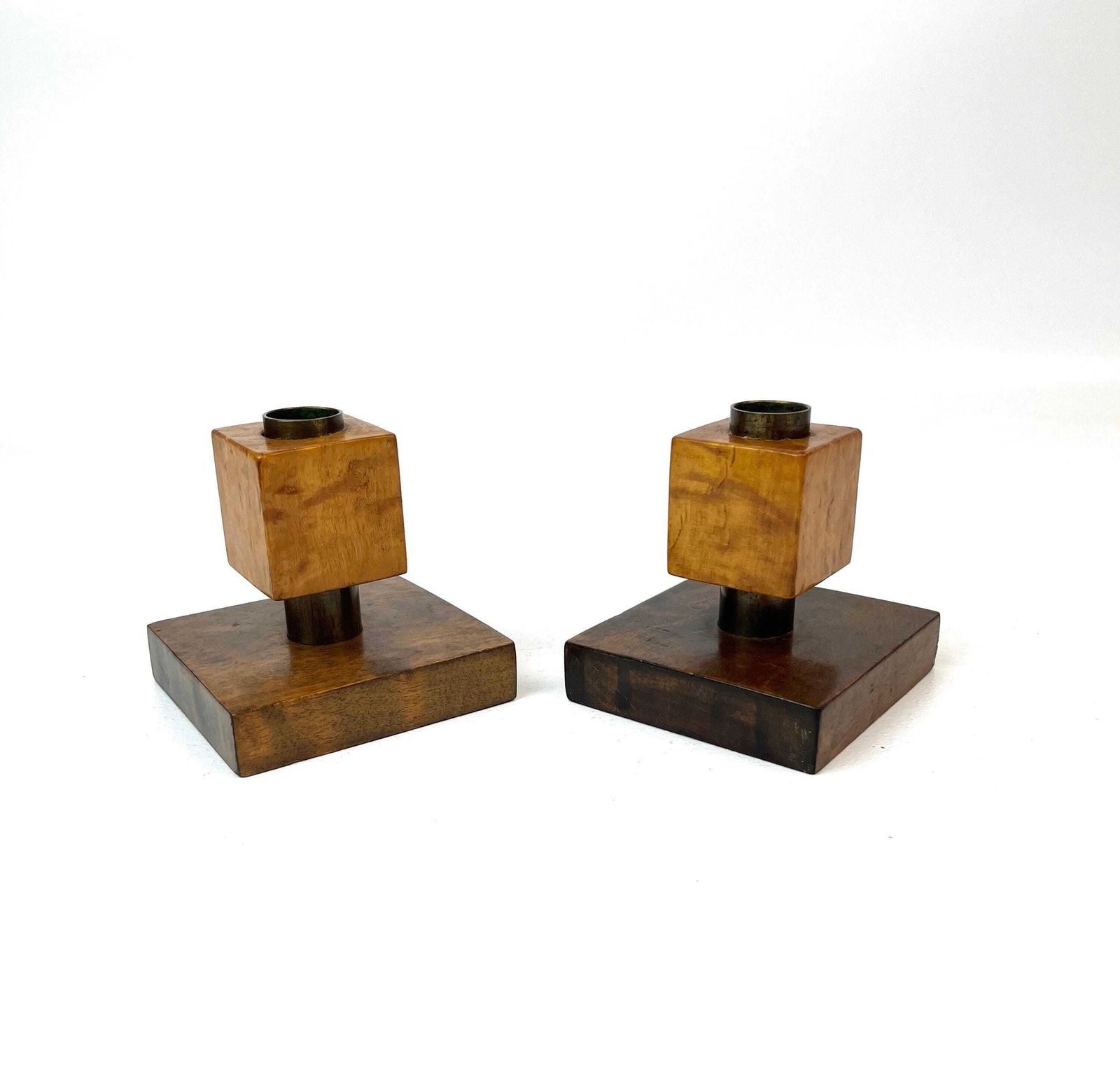 Zeldzaam paar Duitse kubistische avant-garde Bauhaus kandelaars, art deco, hout en messing, ca. 1925 photo buy