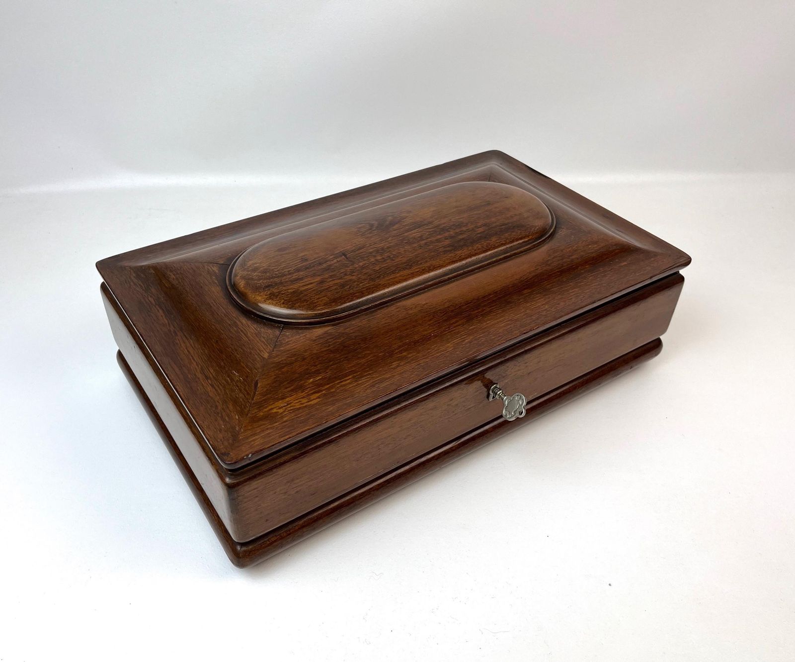Indrukwekkende grote XL antieke art deco sieradendoos van kersenhout en wortelhout met slot en sleutel photo furniture