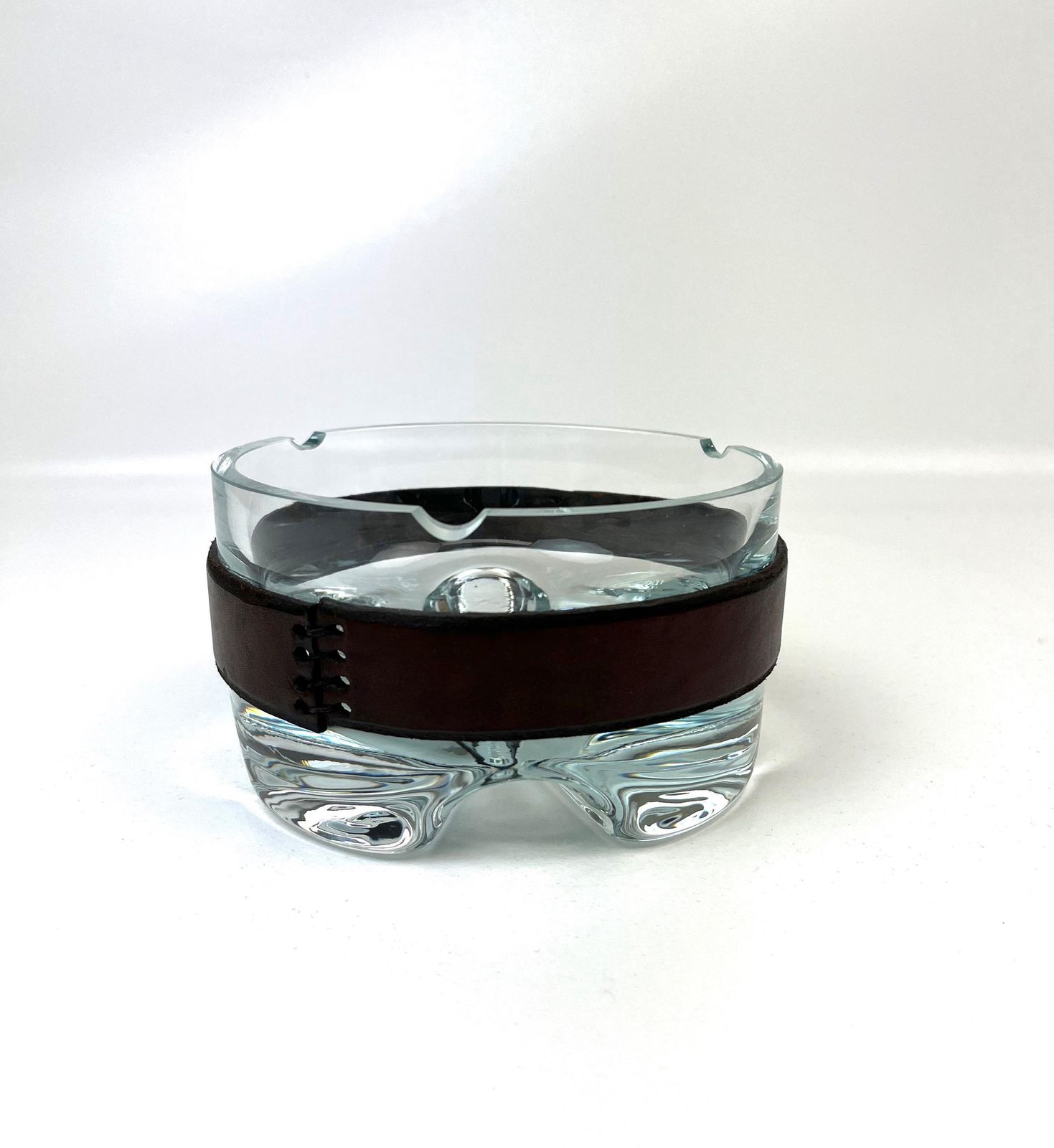Grote XL Mid-Century Design Glazen Asbak met Leren Montuur van Jacques Adnet voor Lumax