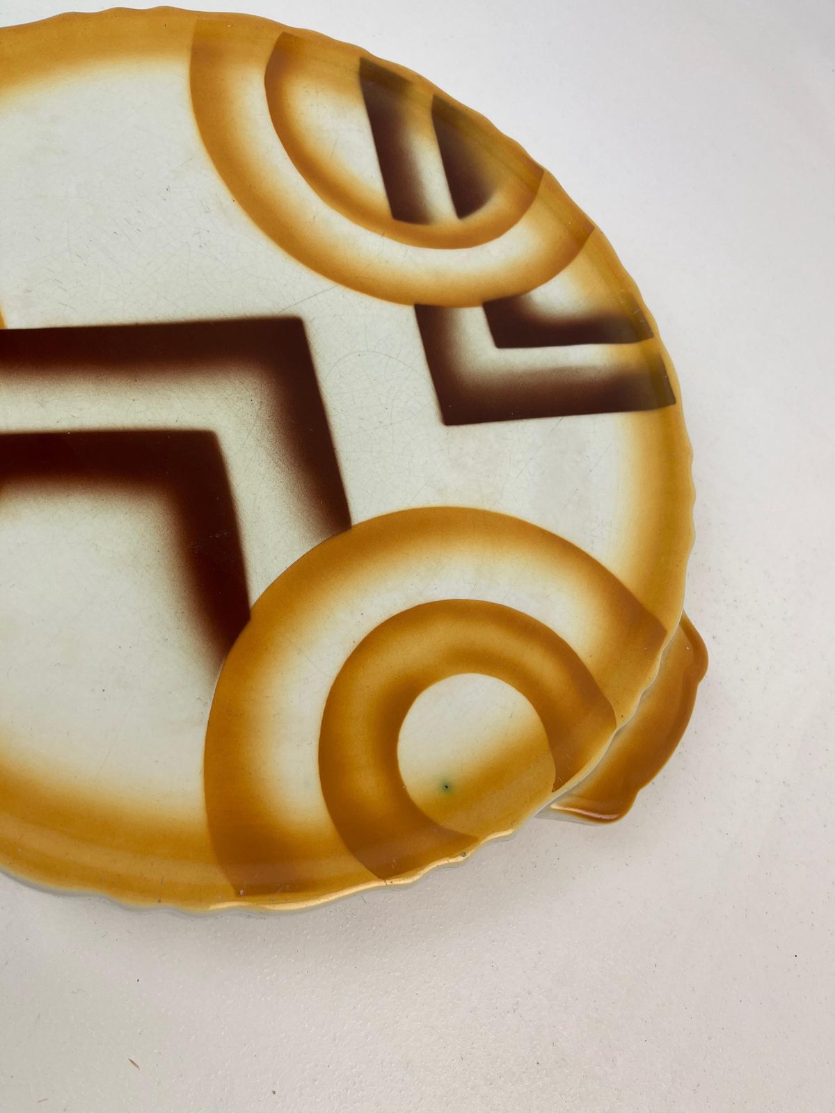 Assiette à gâteau en céramique Bauhaus allemande, décor Spritzdekor suprématiste cubiste, par Theodor Paetsch photo for sale