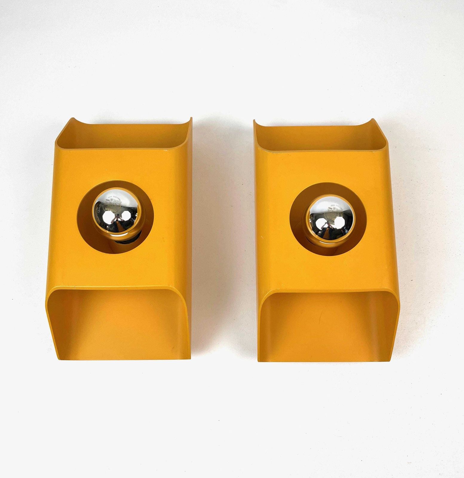Paire d'appliques murales cubistes mid-century Space Age jaune moutarde, par Klaus Hempel pour Kaiser