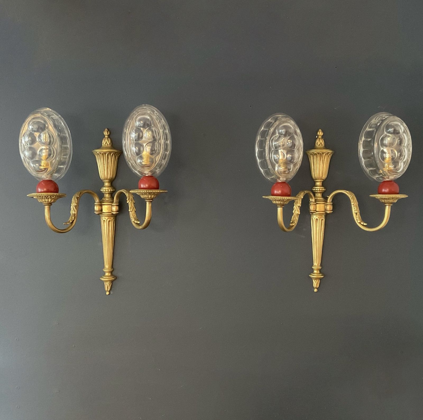 Paire d'appliques murales d'époque françaises à double bras en laiton massif, avec abat-jour en moule à gelée en verre