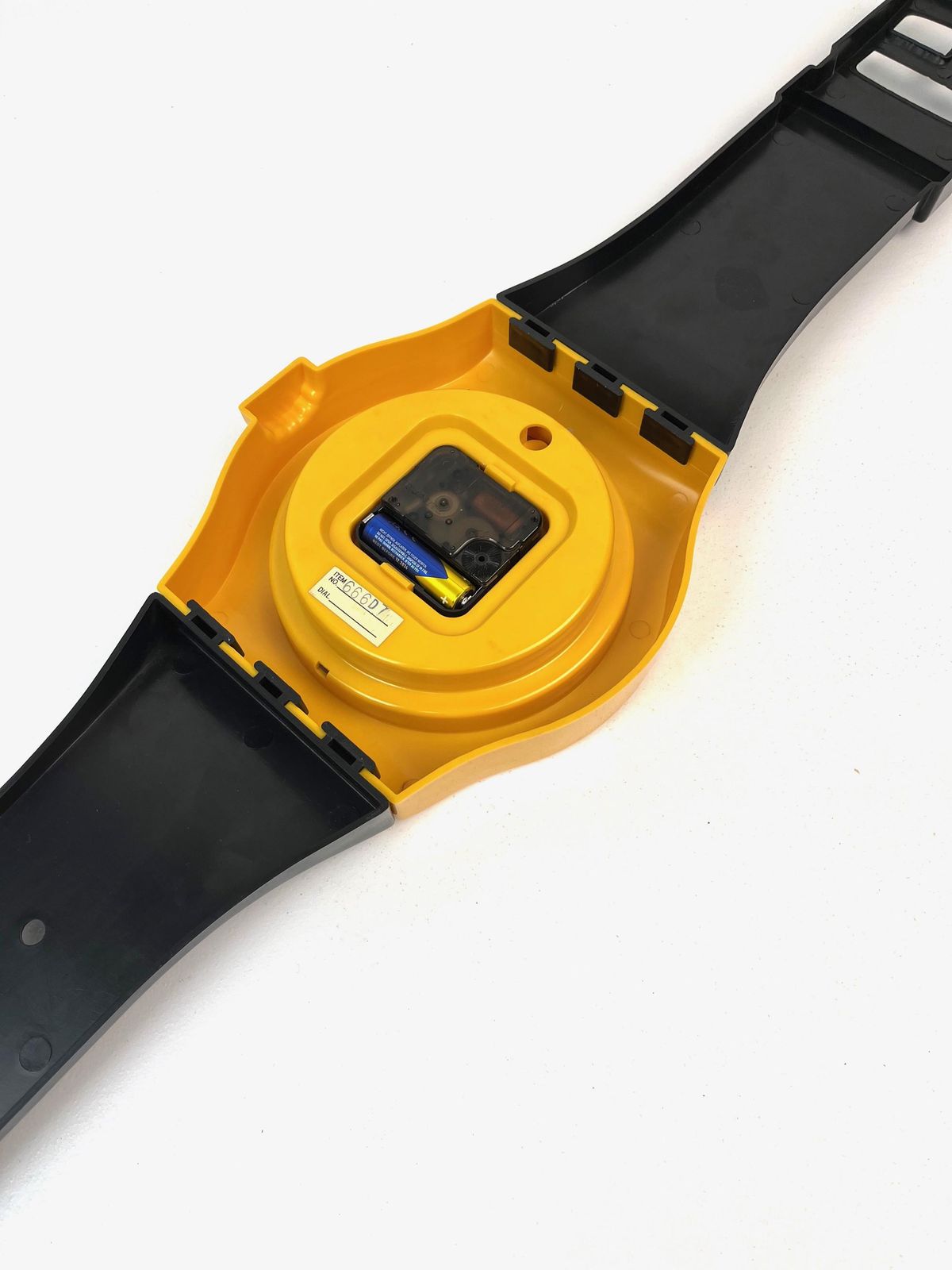 Horloge murale XL postmoderne Memphis Age en forme de montre-bracelet, noire et jaune moutarde, années 1980. photo vinterior