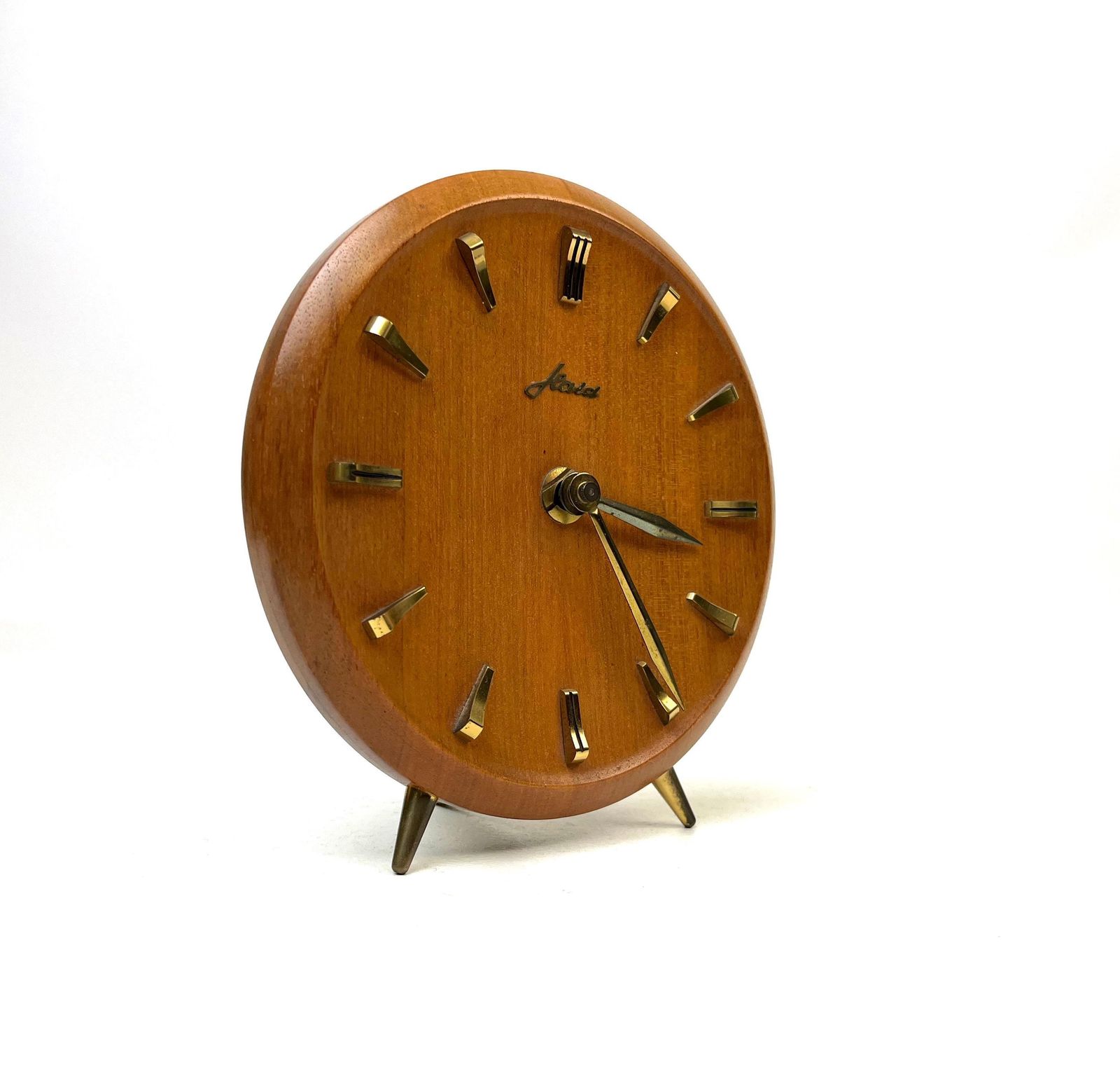 Ronde Mid-Century Teakhouten Driepoot Bureauklok van Haid, Duitsland, 1960.