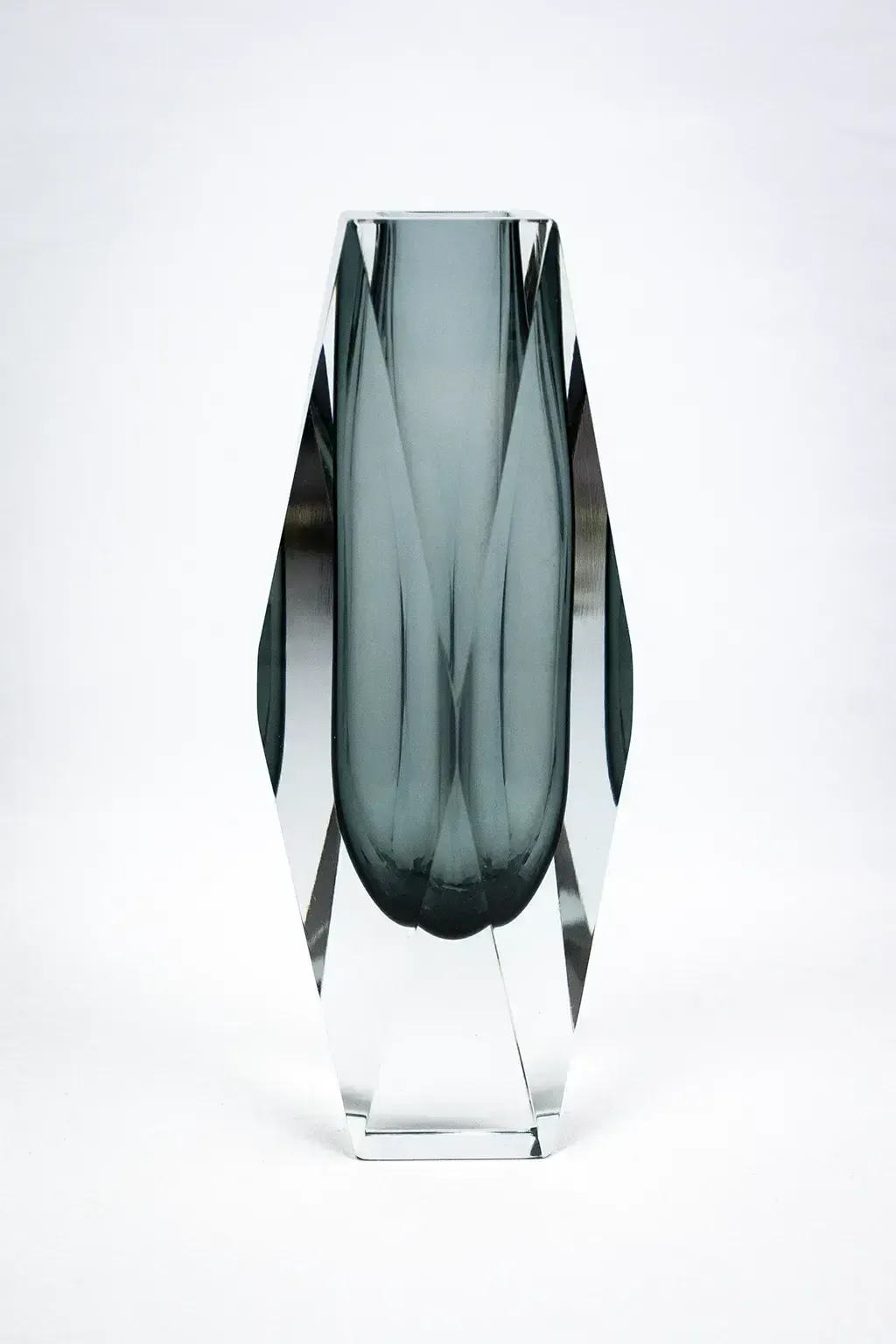 Gefacetteerde Sommerso-vaas, kleurloos en grijsblauw Murano-glas - in de stijl van Flavio Poli photo furniture