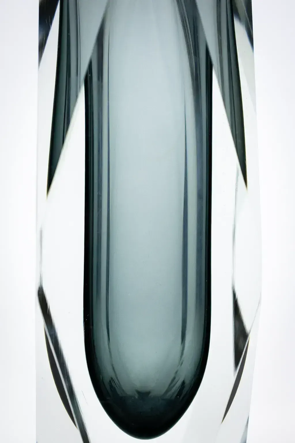 Gefacetteerde Sommerso-vaas, kleurloos en grijsblauw Murano-glas - in de stijl van Flavio Poli photo 180.0