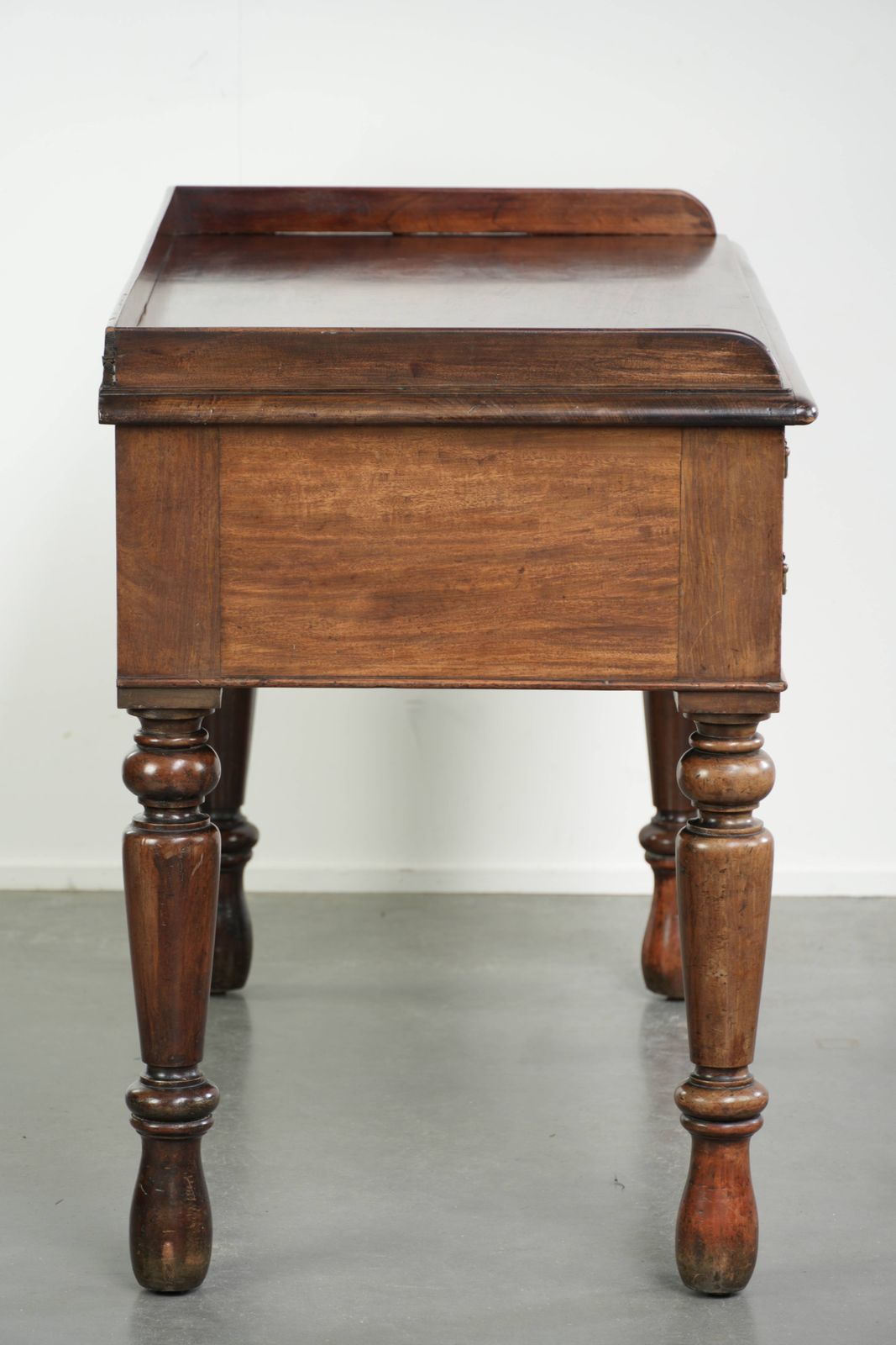 Elegante en praktische antieke Engelse bureau/schrijftafel/bijzettafel uit het midden van de 19e eeuw photo Meubels
