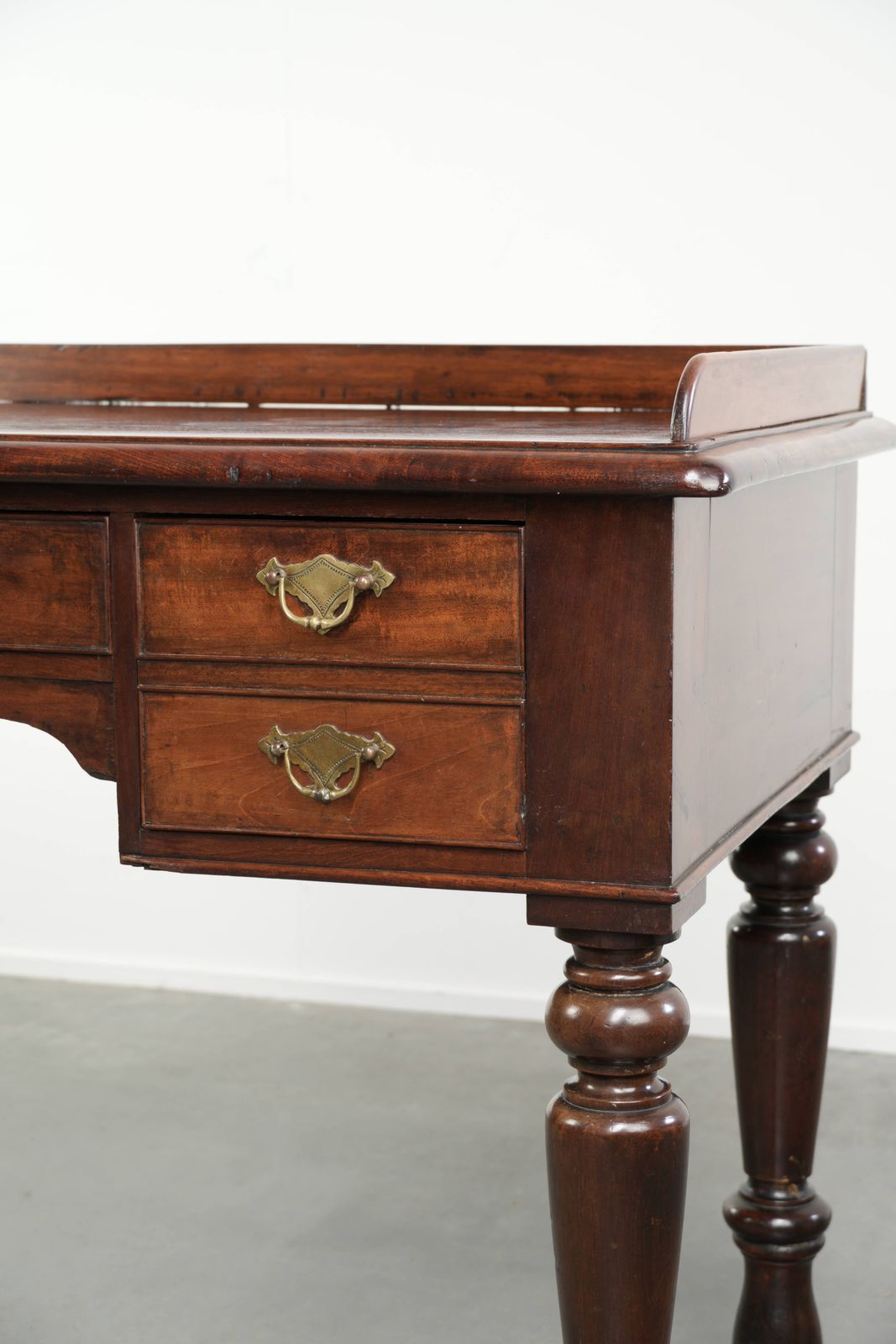 Elegante en praktische antieke Engelse bureau/schrijftafel/bijzettafel uit het midden van de 19e eeuw photo vintage