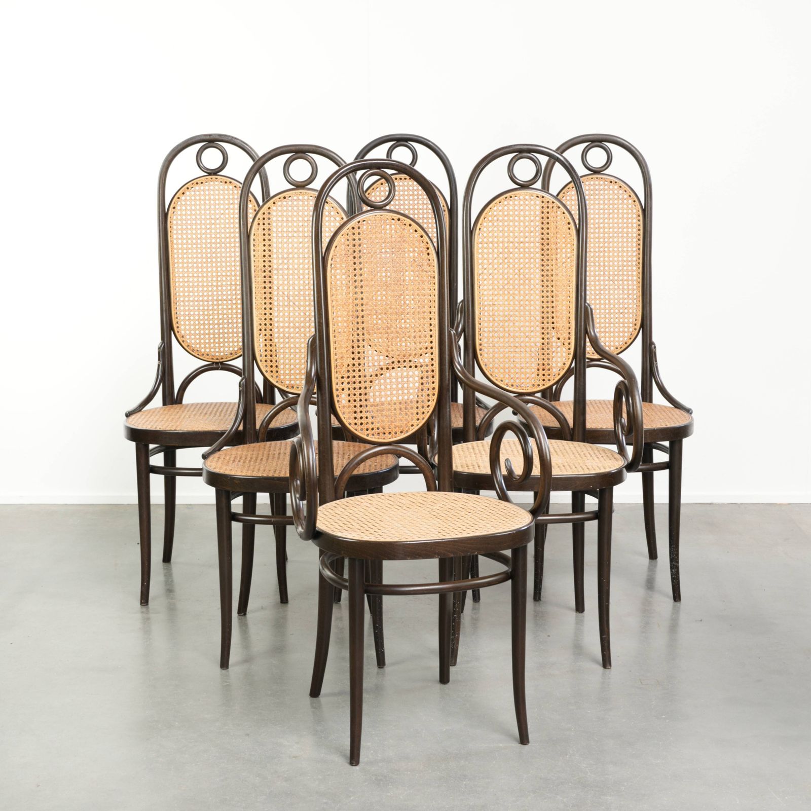 Set van 6 Vintage Thonet Long John Stoelen met Hoge Rug, Geweven Zitting en Rugleuning, en Sierlijk Gebogen Hout.