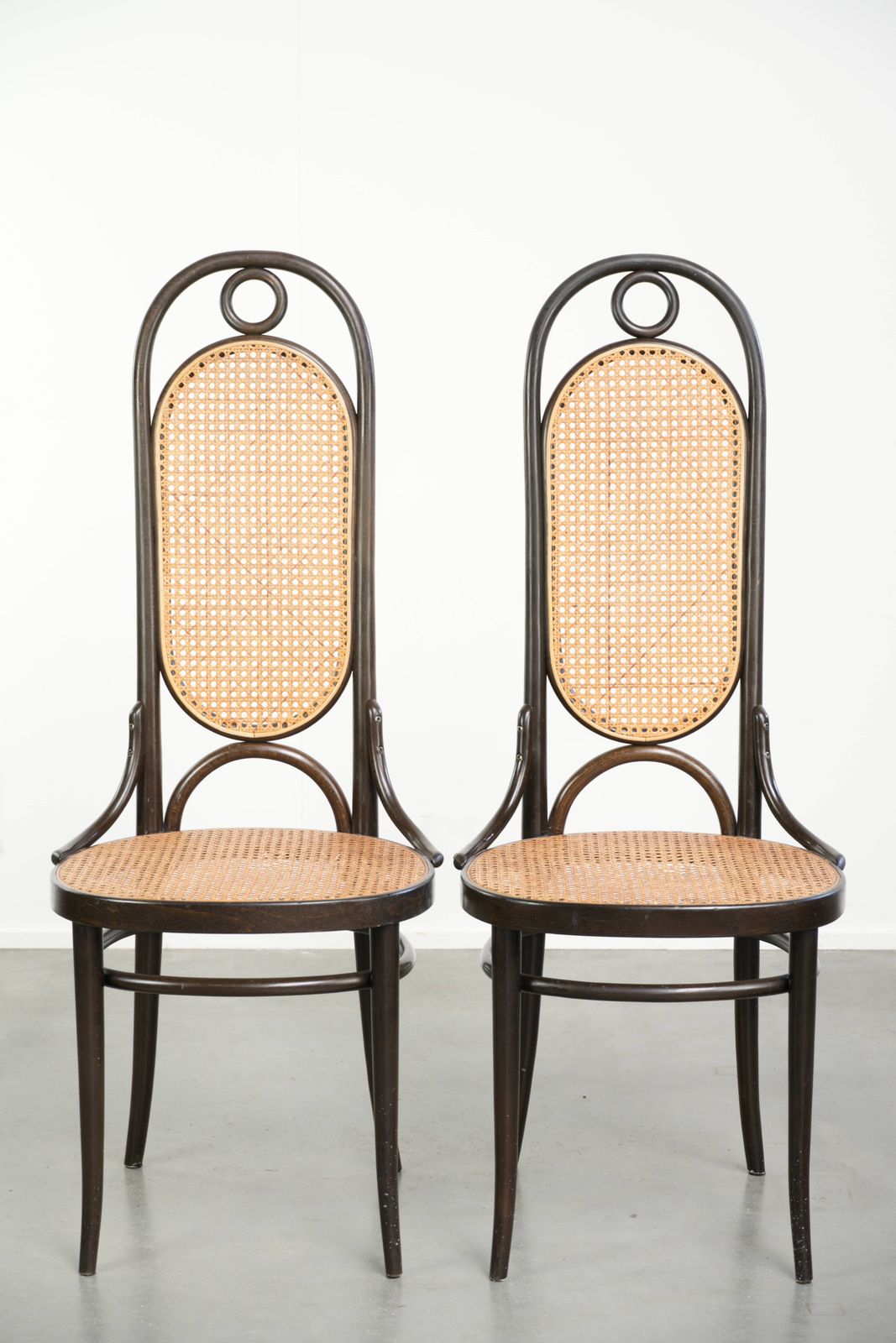 Set van 6 Vintage Thonet Long John Stoelen met Hoge Rug, Geweven Zitting en Rugleuning, en Sierlijk Gebogen Hout. photo furniture