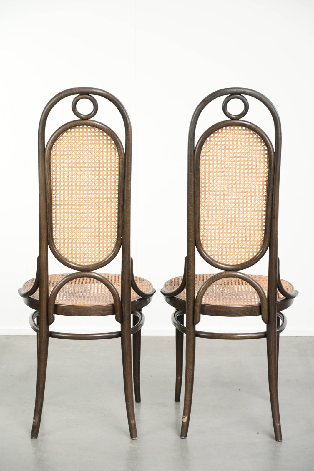 Set van 6 Vintage Thonet Long John Stoelen met Hoge Rug, Geweven Zitting en Rugleuning, en Sierlijk Gebogen Hout. photo Meubels