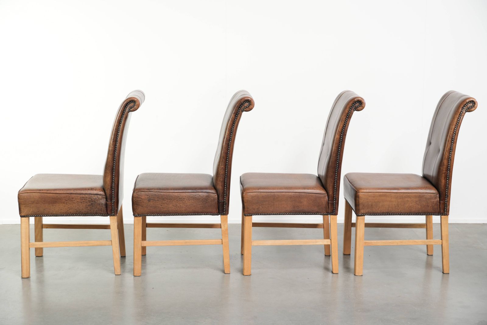 Set van 4 grote schapenvachten eetkamerstoelen in donker cognac met een Engelse uitstraling. photo 1428.0